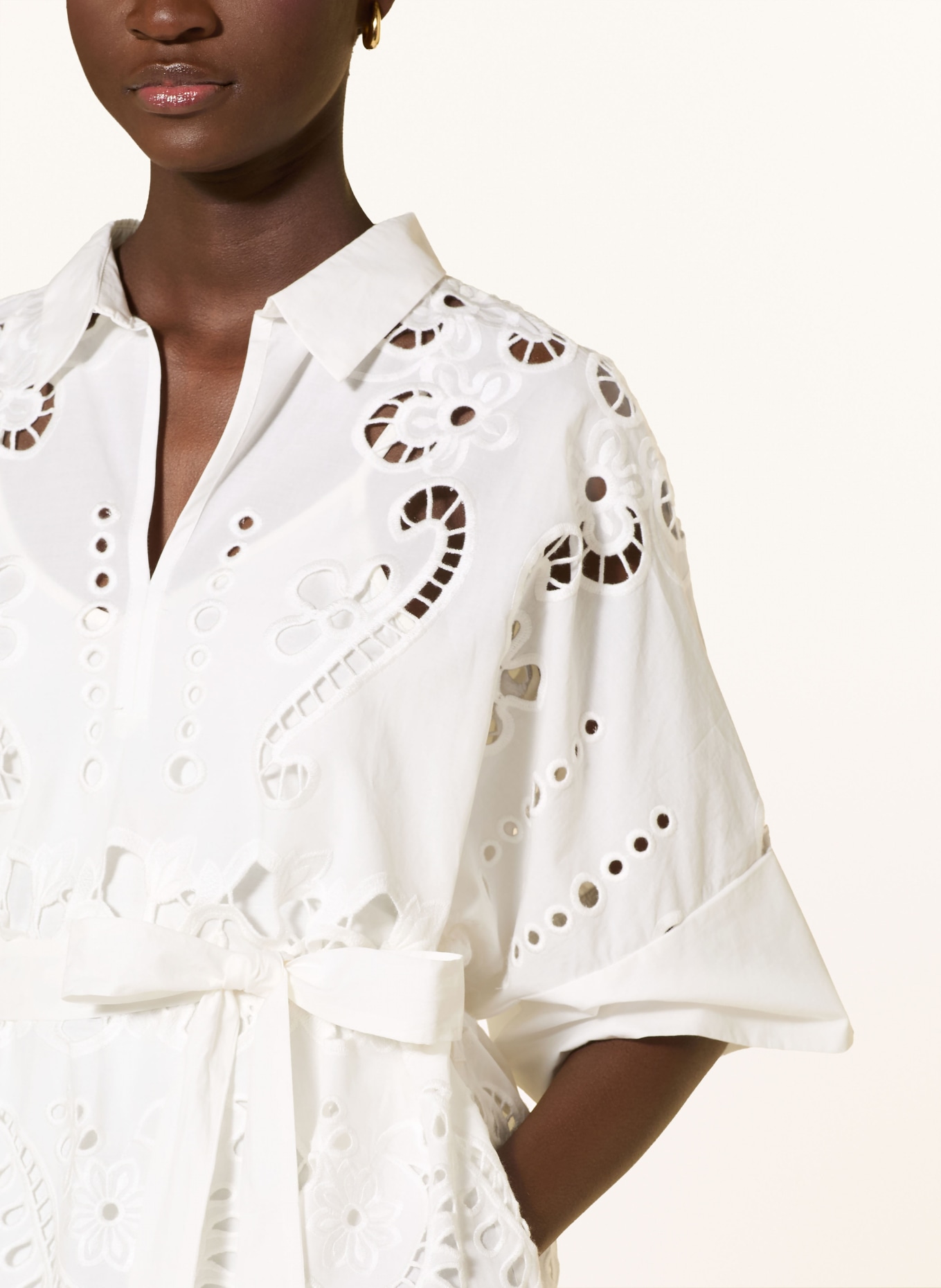 MISS JUNE Šaty ARIN s krajkou s otvory: BÍLÁ