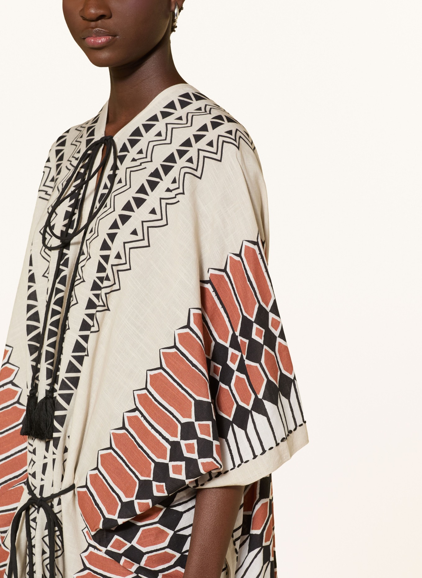 MISS JUNE caftan: GRIS CLAIR / ORANGE FONCÉ / NOIR