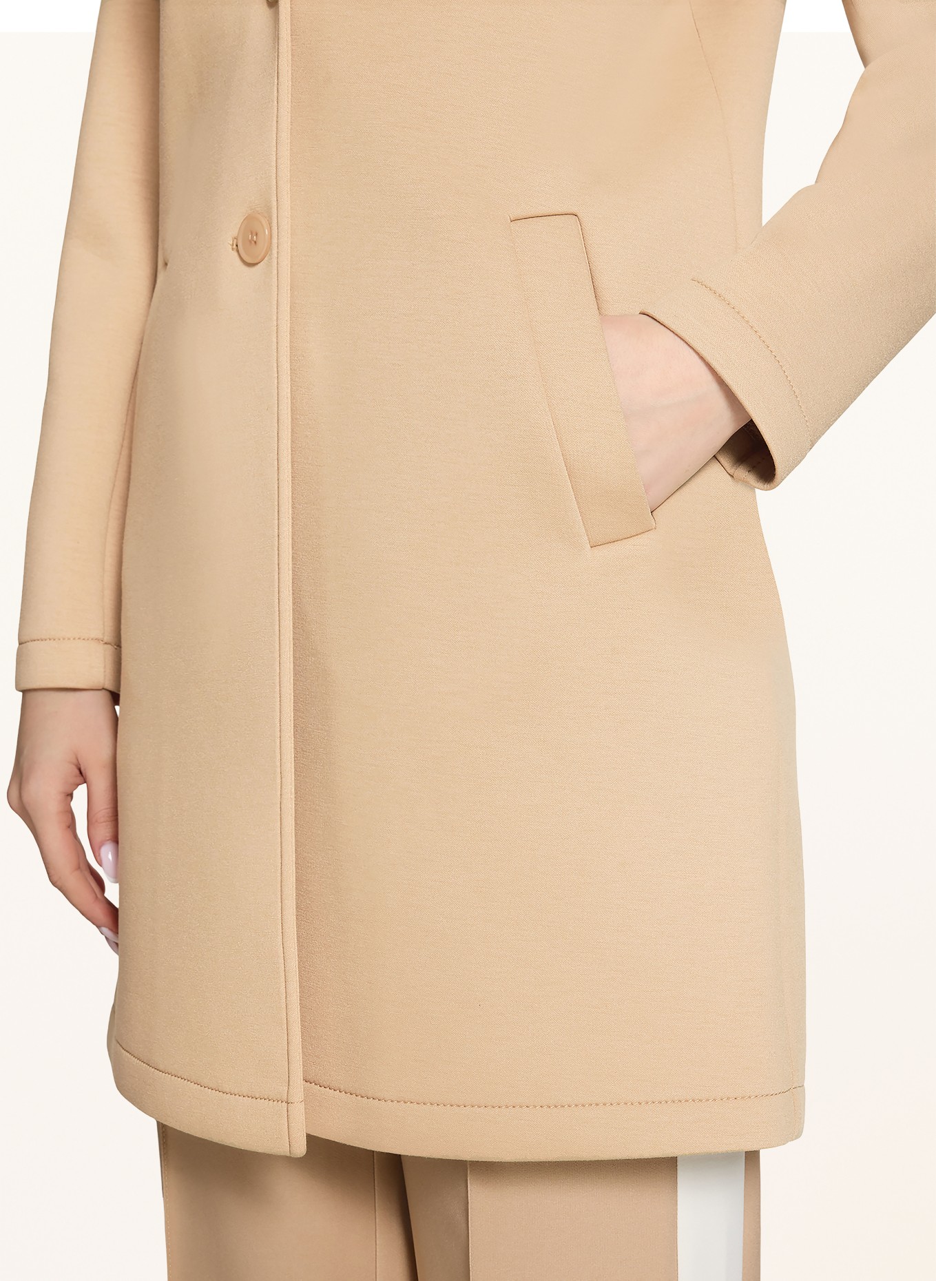 Betty Barclay Mantel: CAMEL