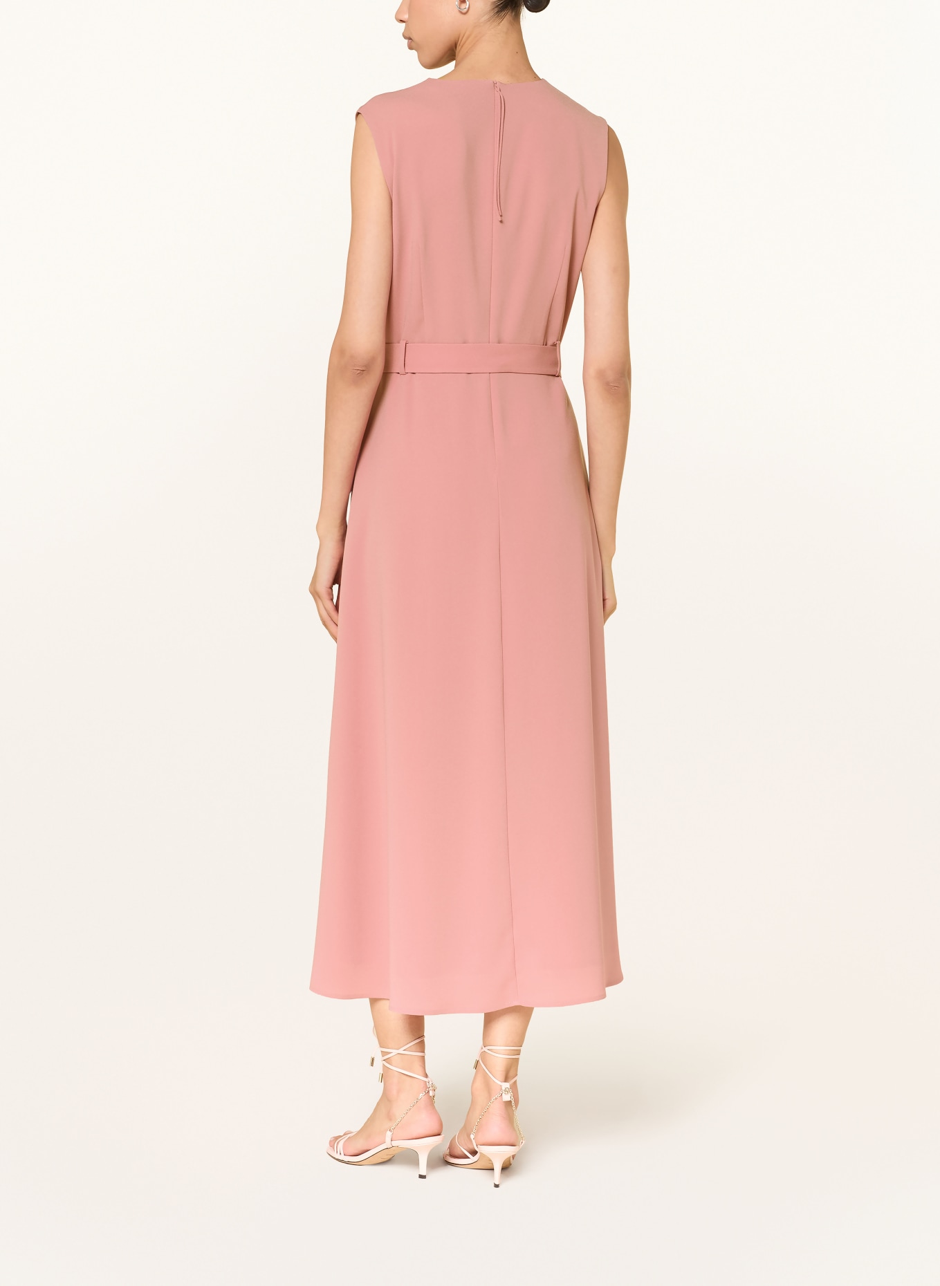 windsor. Kleid: ALTROSA