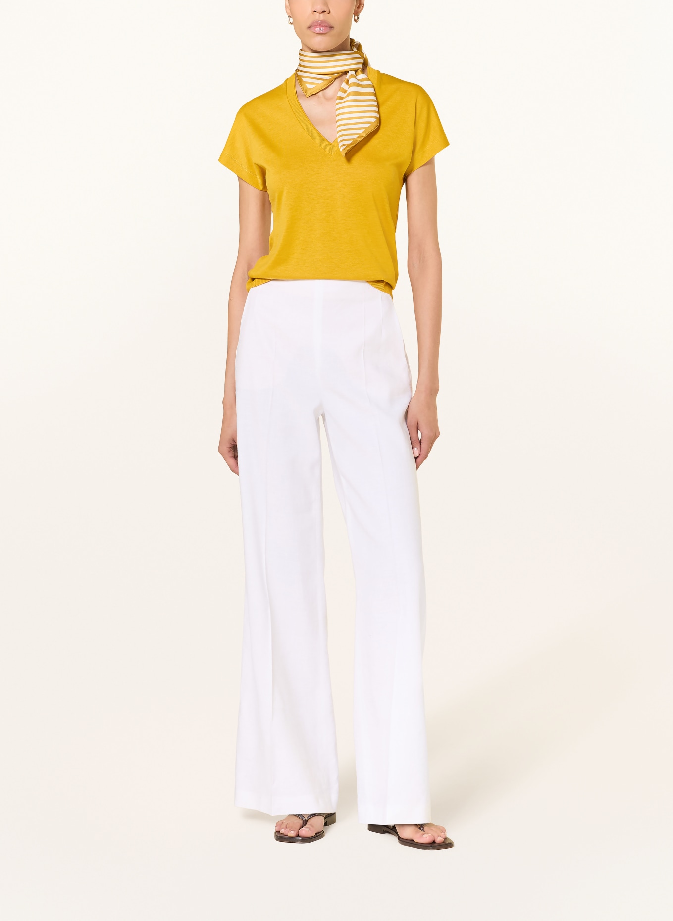 windsor. T-shirt: DONKERGEEL