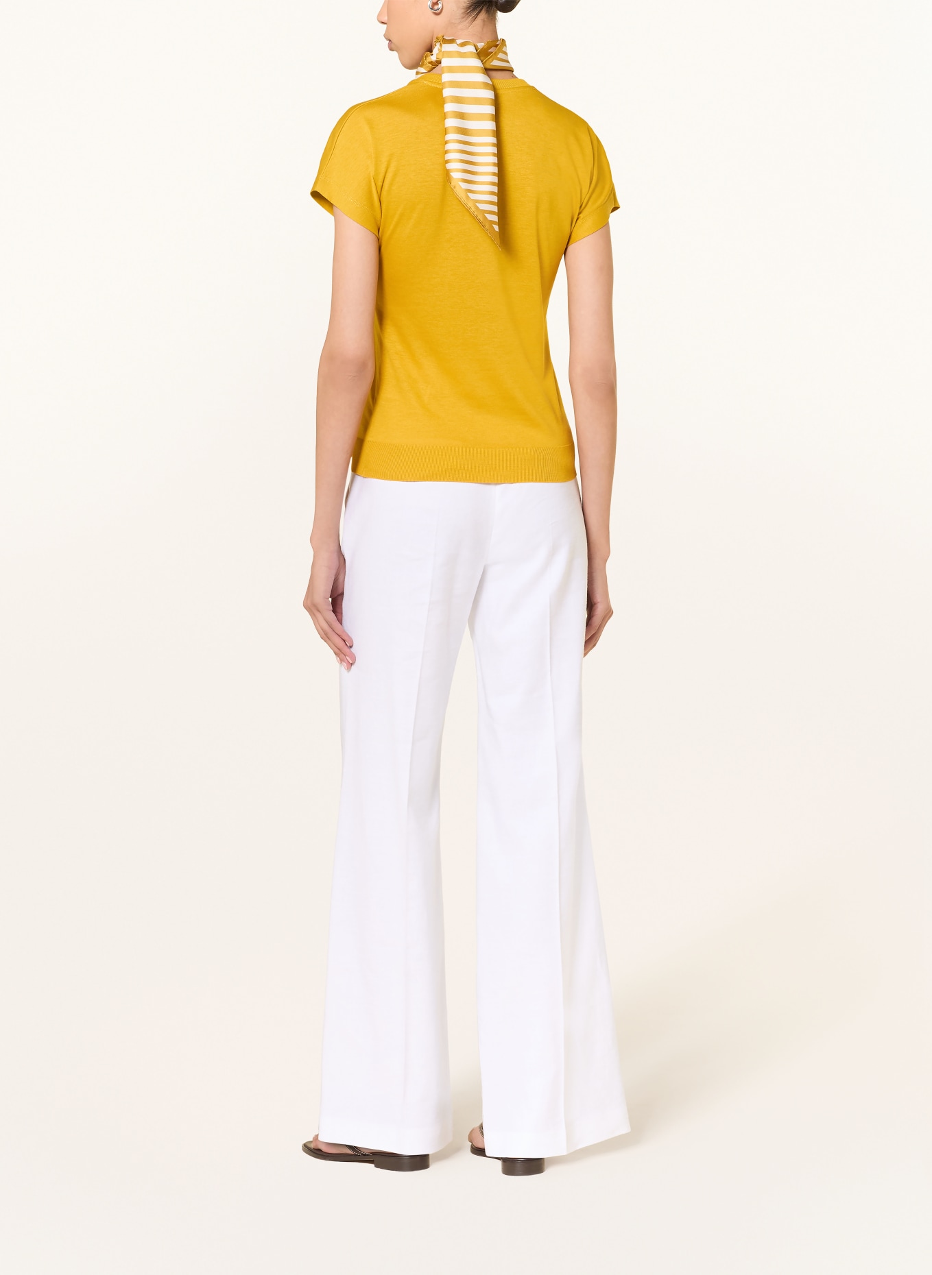 windsor. T-shirt: DONKERGEEL