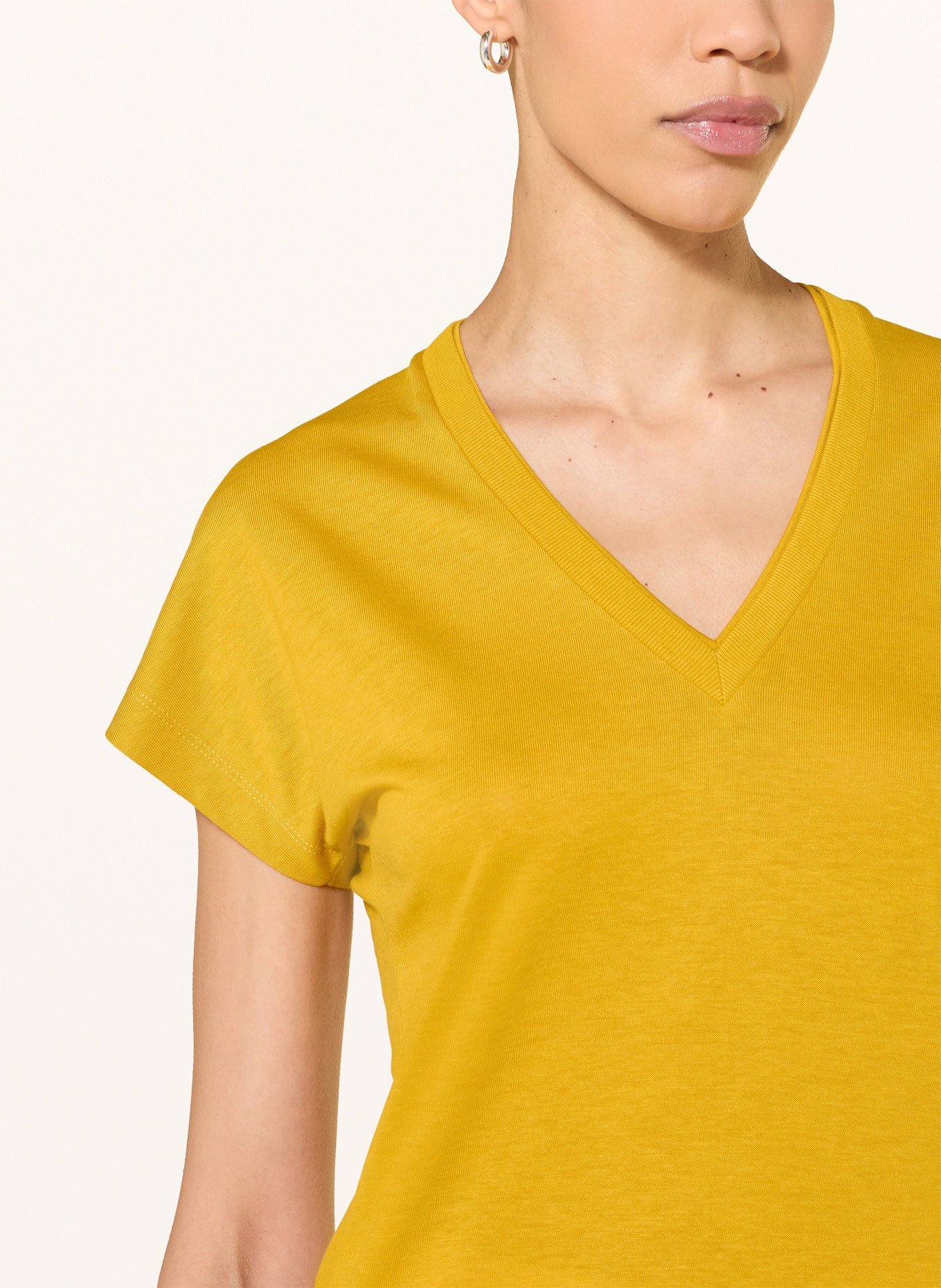 windsor. T-shirt: DONKERGEEL