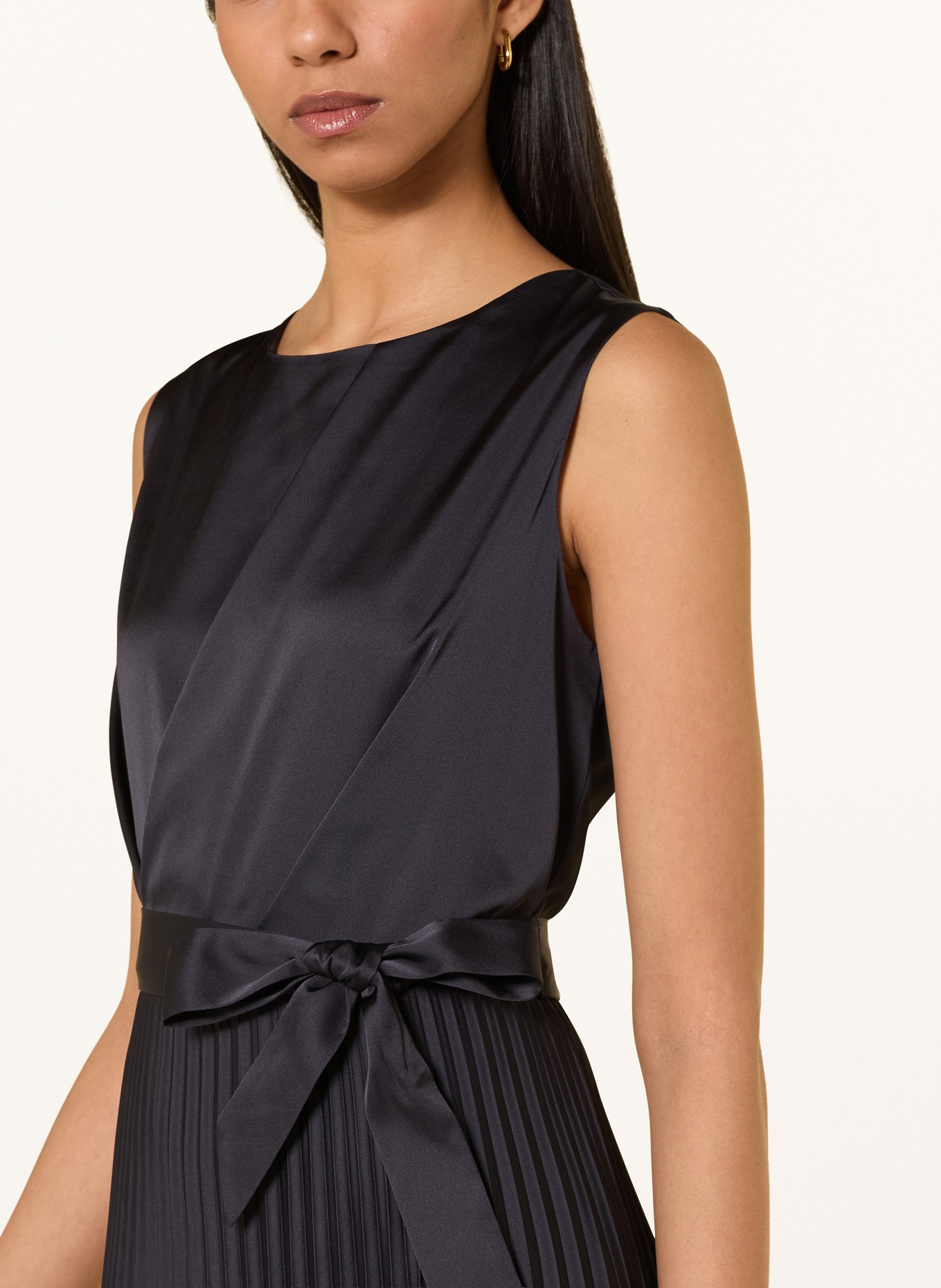 comma Satinkleid mit Plissees: DUNKELBLAU