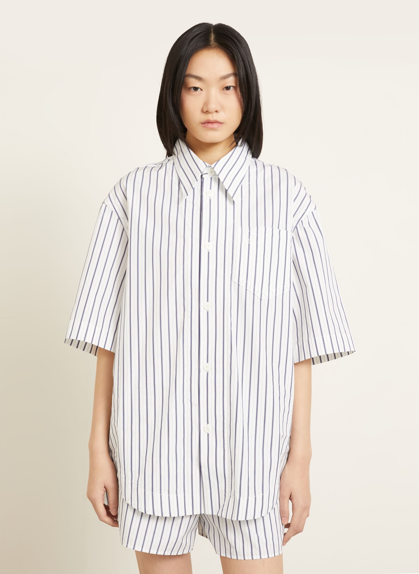 AMI PARIS Oversized-Hemdbluse: WEISS / DUNKELBLAU