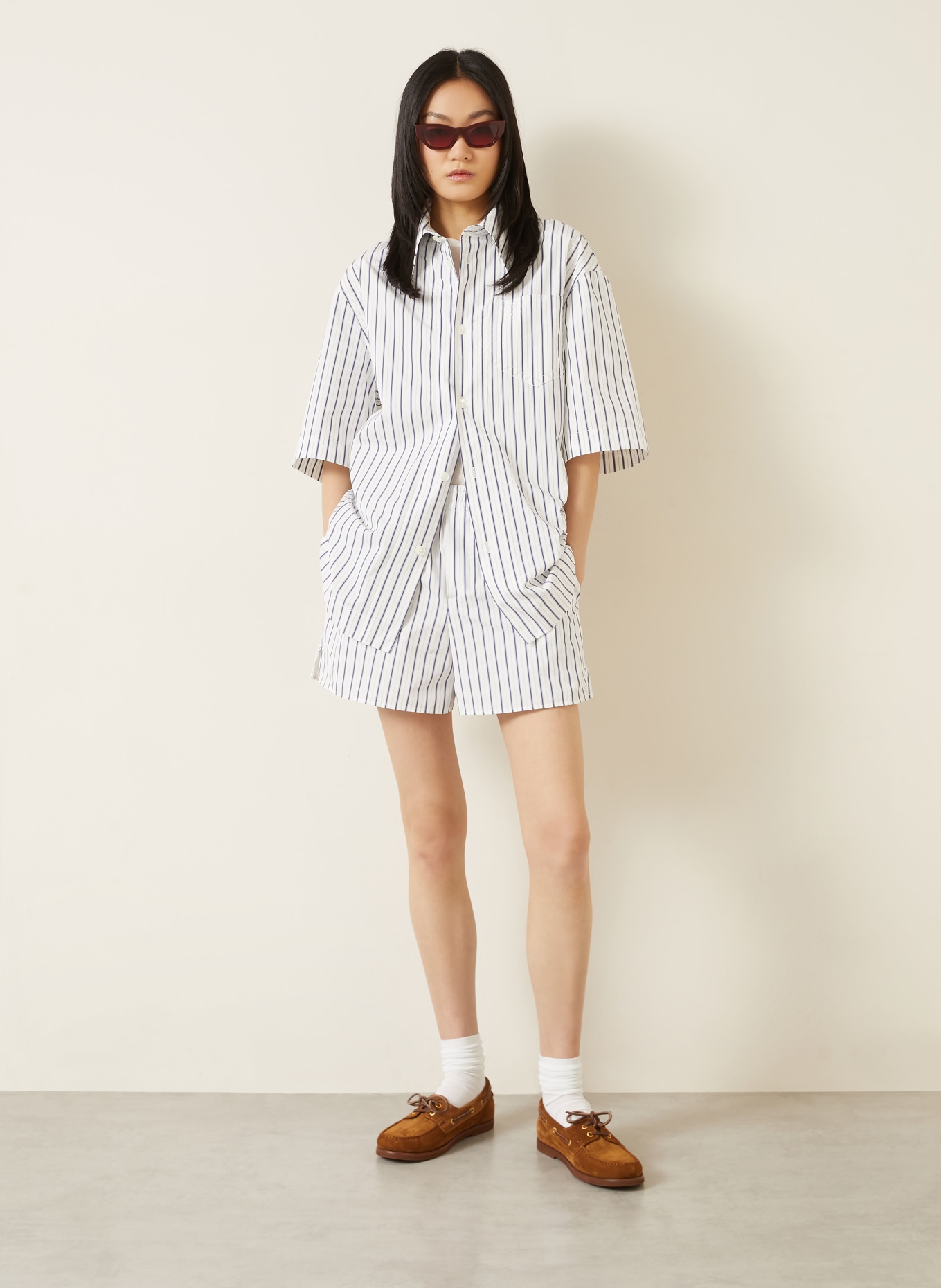 AMI PARIS Shorts: WEISS / DUNKELBLAU