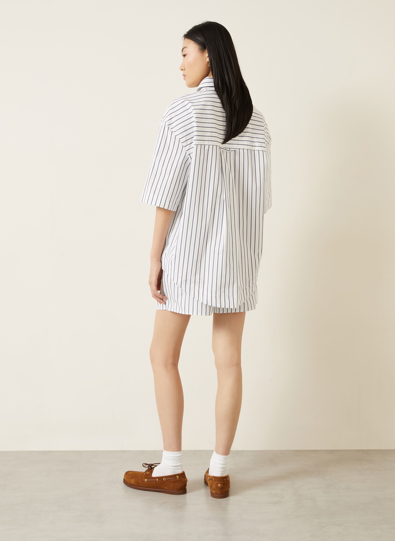 AMI PARIS Shorts: WEISS / DUNKELBLAU