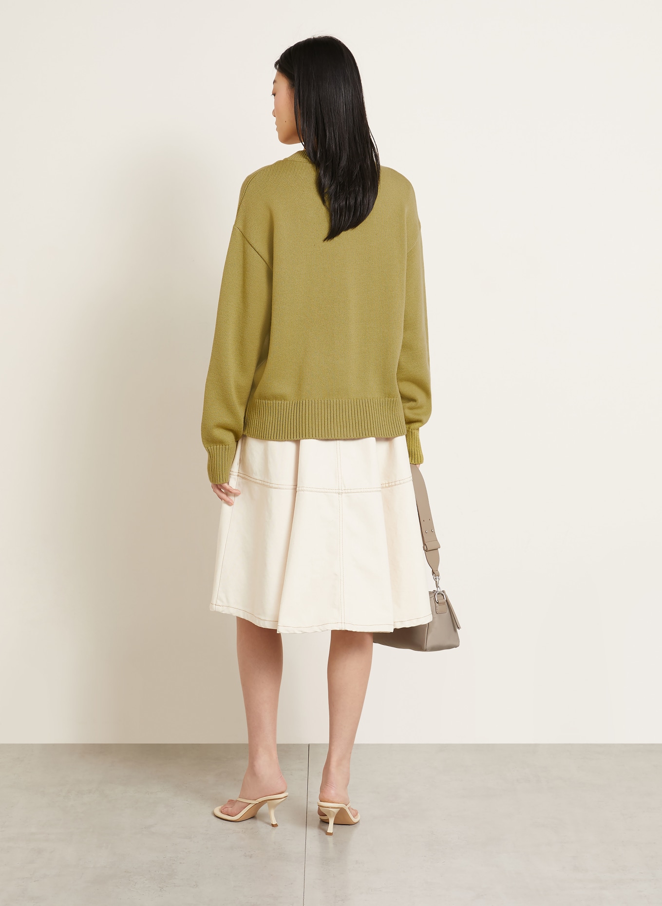 AMI PARIS svetr: OLIVOVÁ / KRÉMOVÁ