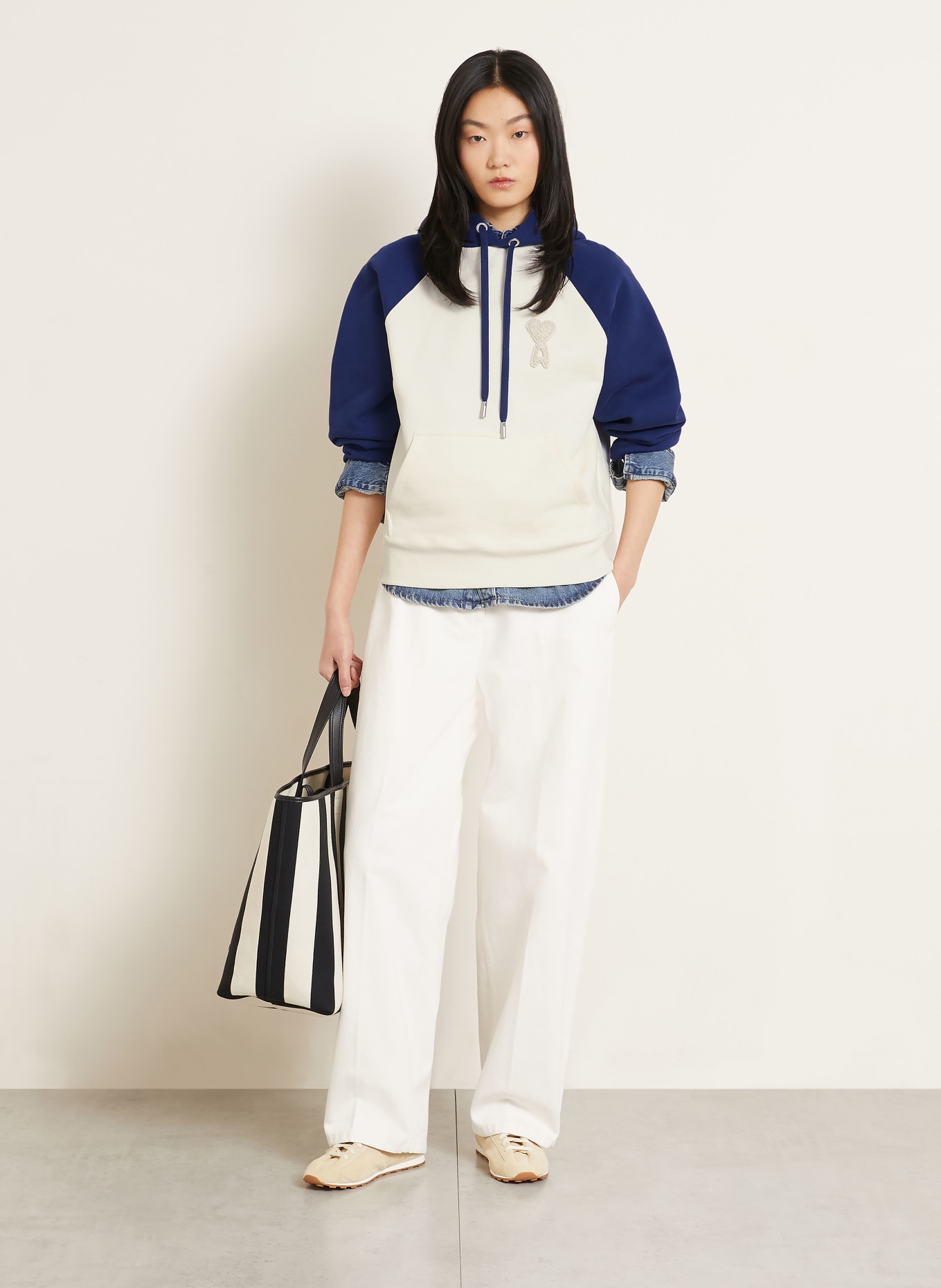 AMI PARIS Hoodie: CREME / DUNKELBLAU