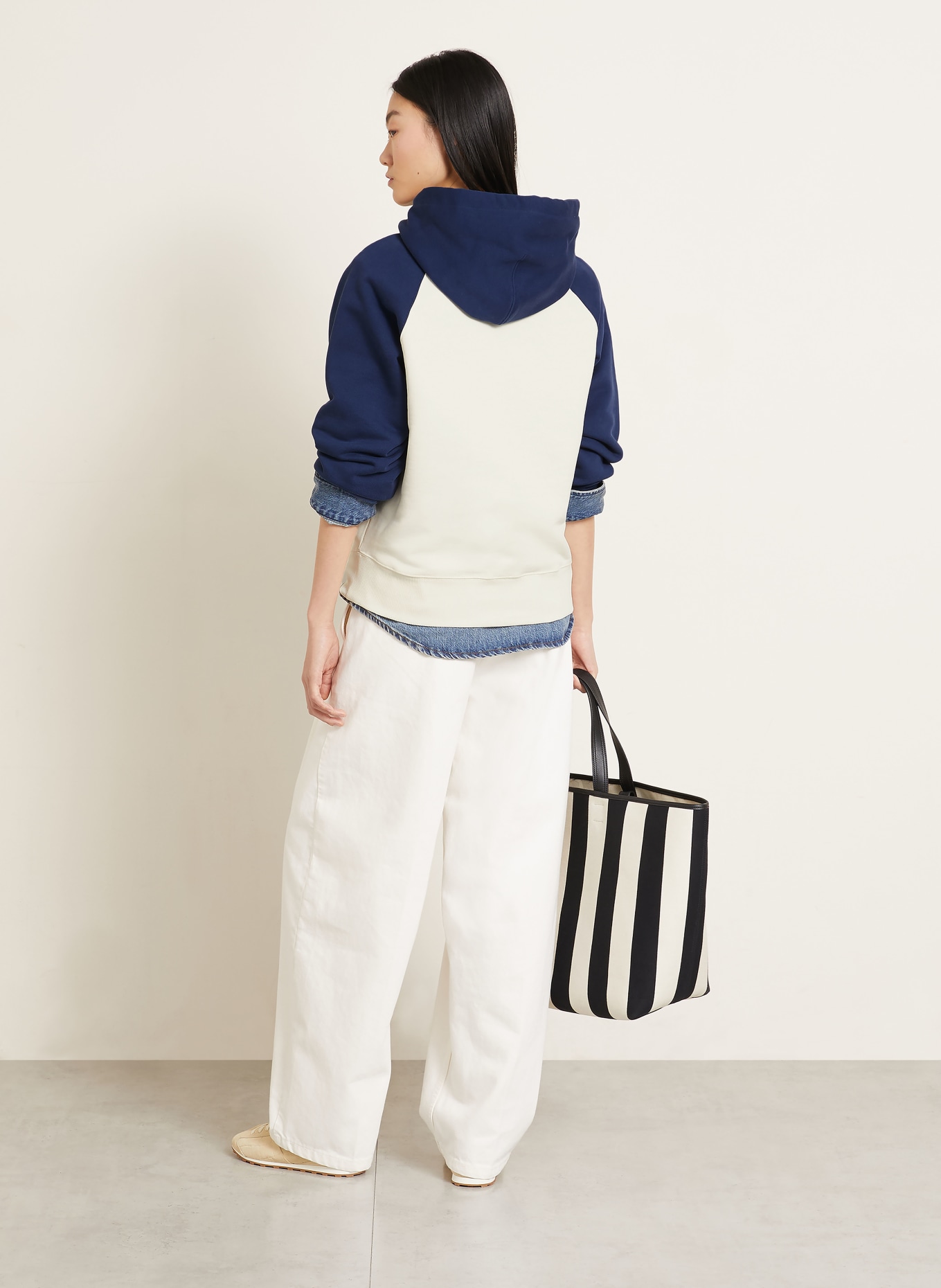 AMI PARIS Hoodie: CREME / DUNKELBLAU