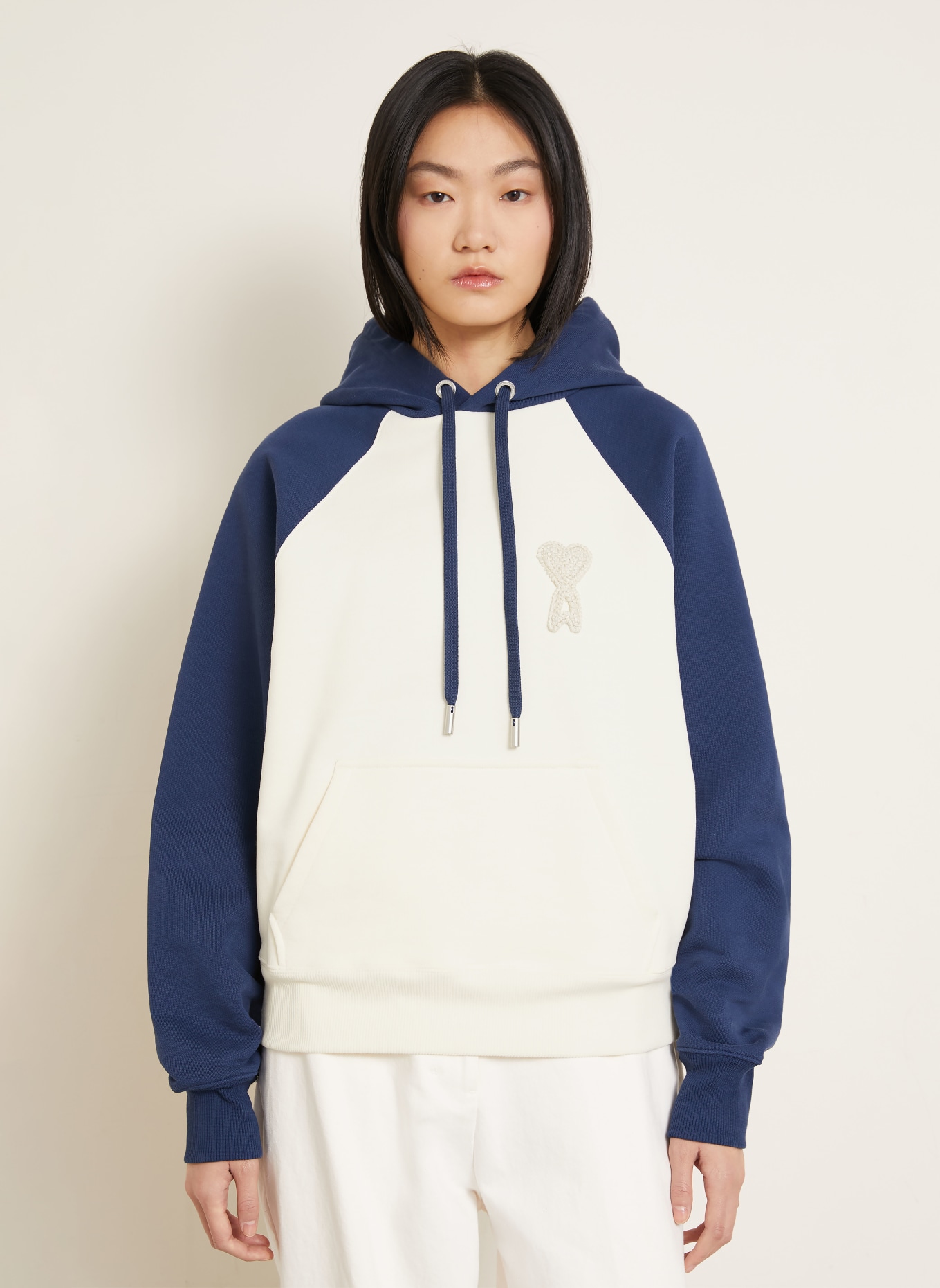 AMI PARIS Hoodie: CREME / DUNKELBLAU