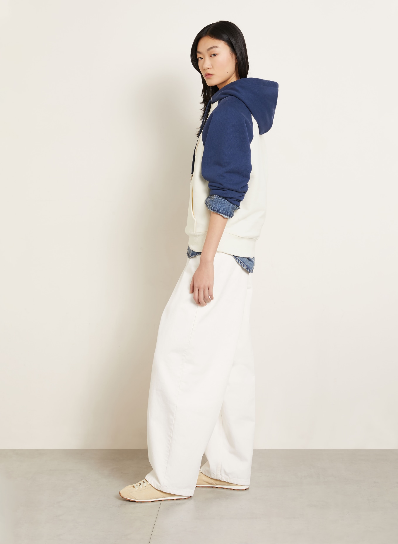 AMI PARIS Hoodie: CREME / DUNKELBLAU