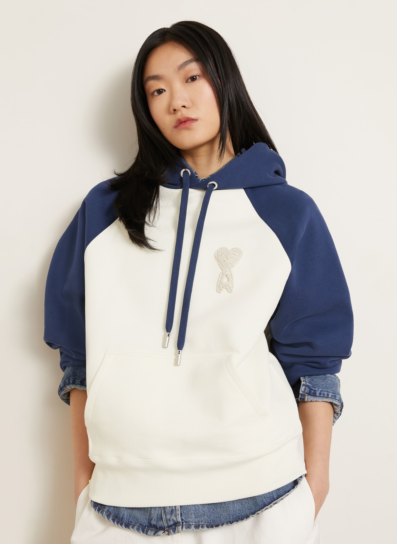 AMI PARIS Hoodie: CREME / DUNKELBLAU