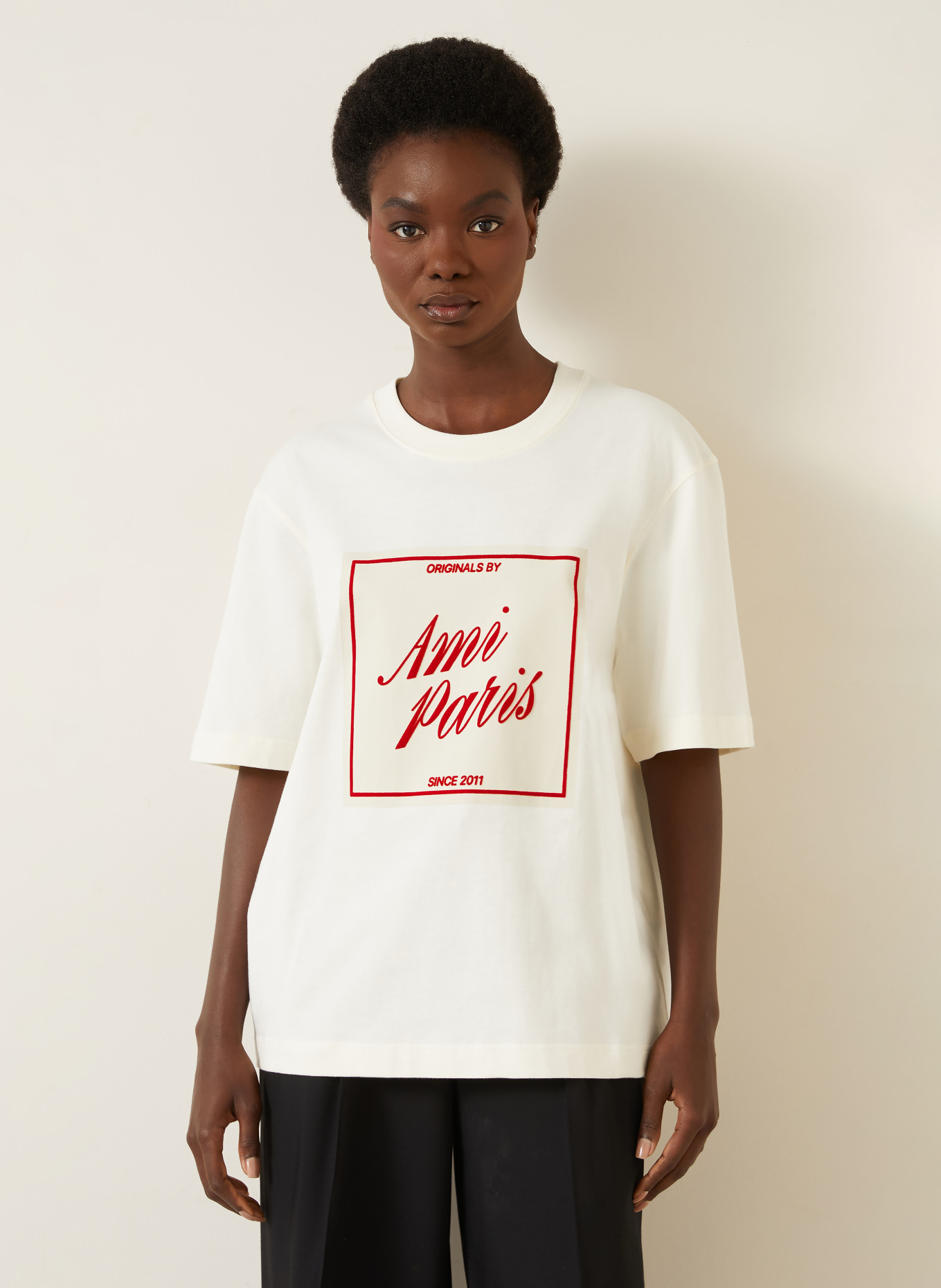 AMI PARIS T-shirt: CRÈME / ROUGE