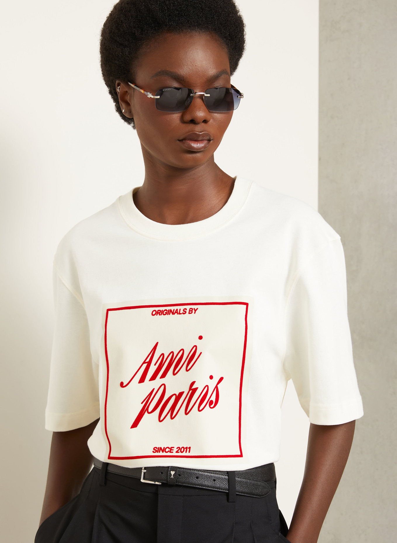 AMI PARIS T-shirt: CRÈME / ROUGE