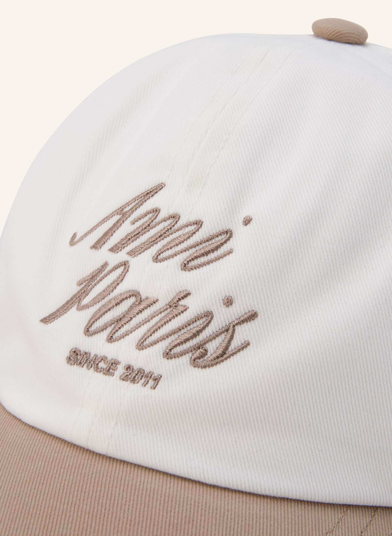 AMI PARIS Čepice: BÍLÁ / VELBLOUDÍ