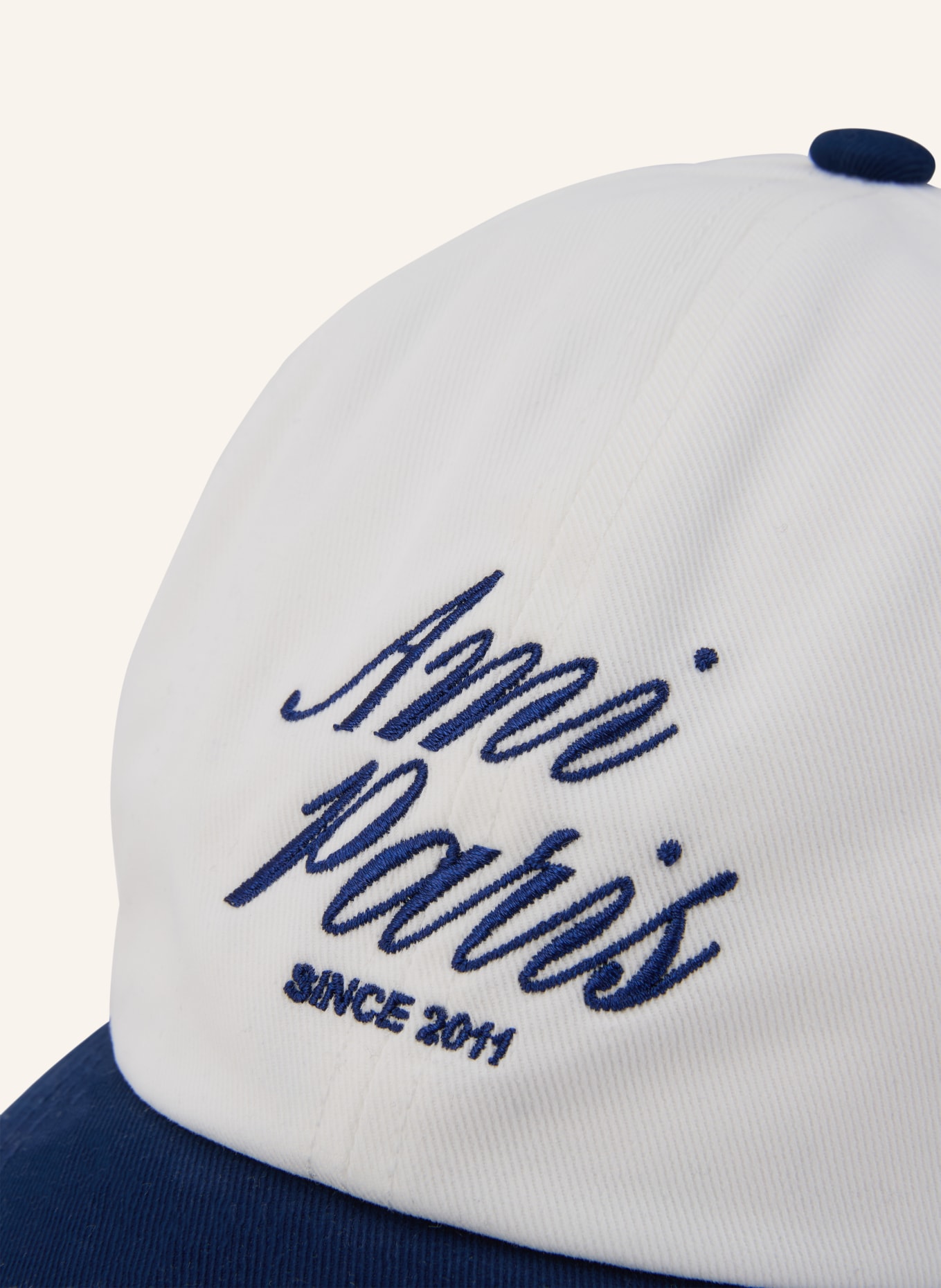 AMI PARIS Čepice: BÍLÁ / TMAVĚ MODRÁ