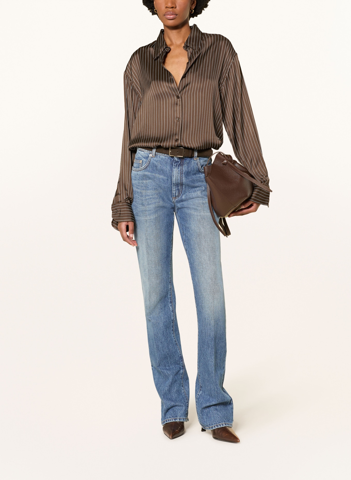 The Frankie Shop Chemisier PERI en satin: MARRON FONCÉ / BLANC