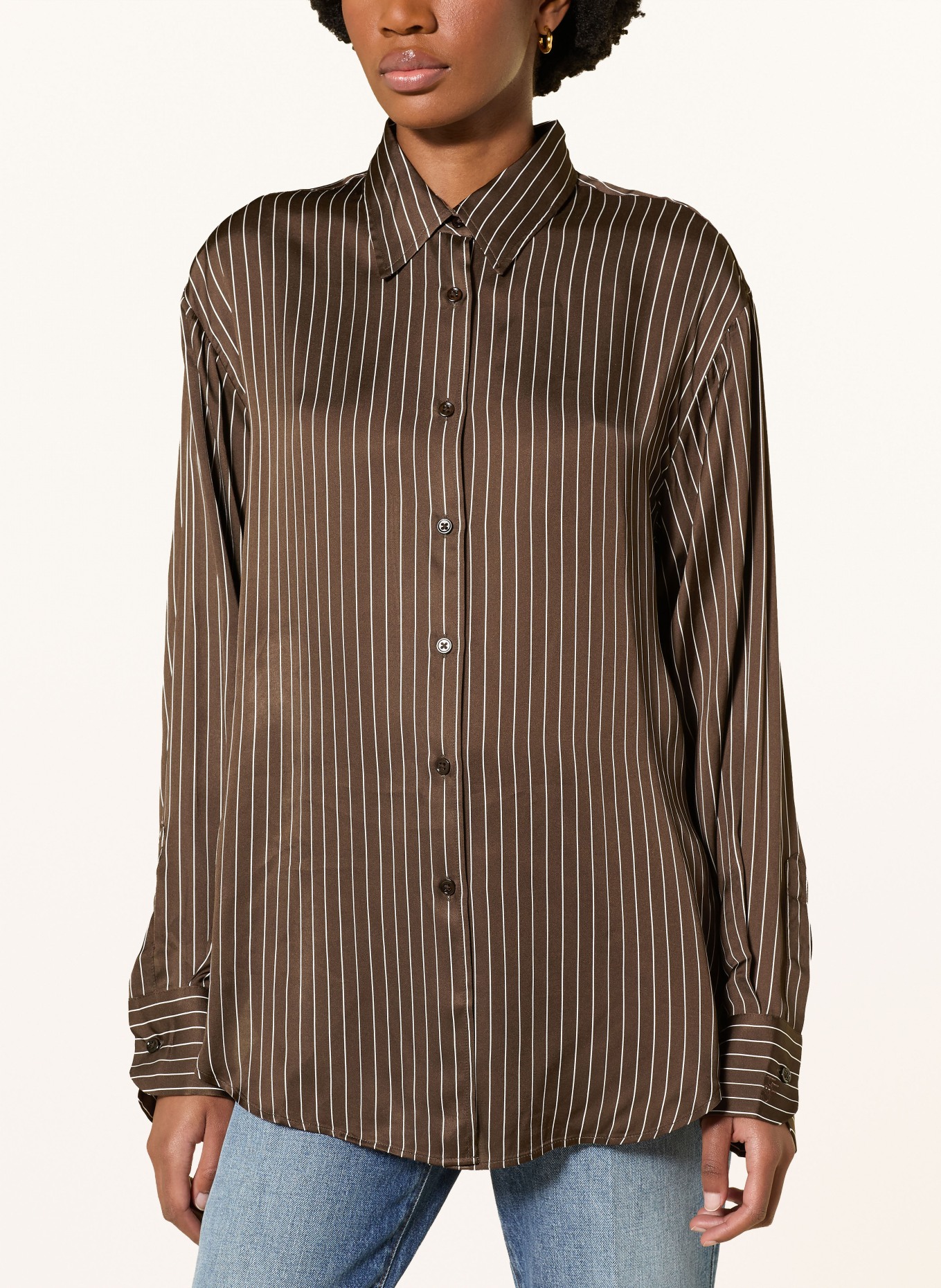 The Frankie Shop Chemisier PERI en satin: MARRON FONCÉ / BLANC