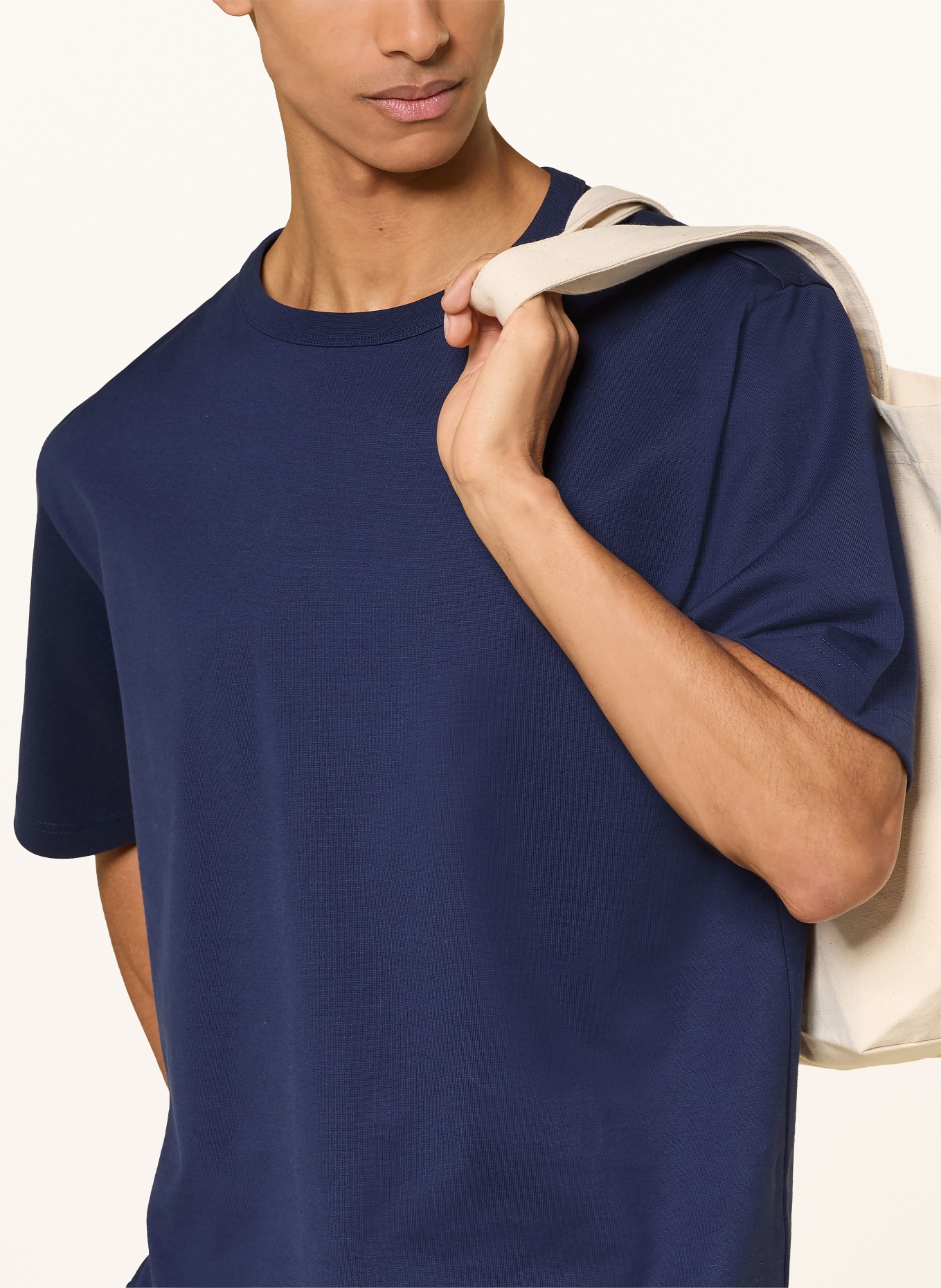 ARKET T-shirt: DONKERBLAUW