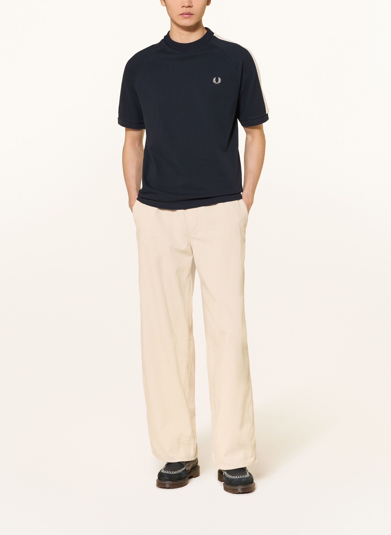 FRED PERRY T-shirt avec bandes galonnées: BLEU FONCÉ / ÉCRU