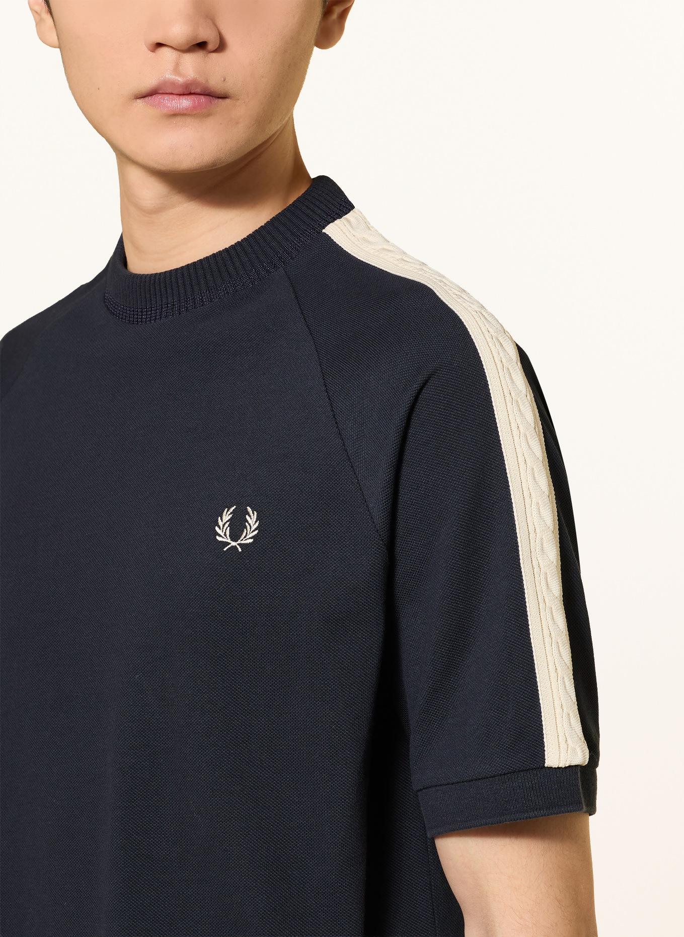 FRED PERRY T-shirt avec bandes galonnées: BLEU FONCÉ / ÉCRU