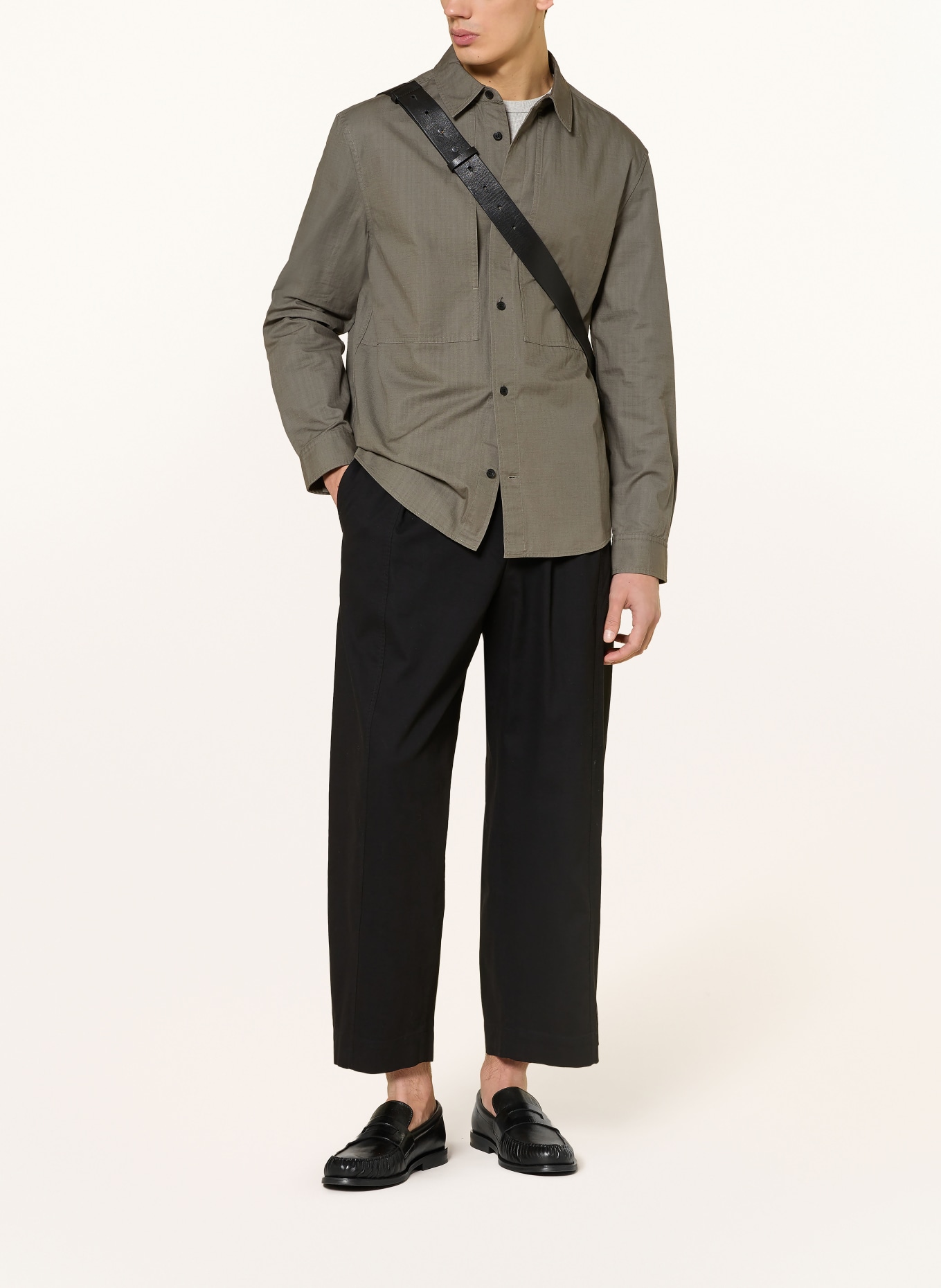 COS Chino Regular Fit: SCHWARZ