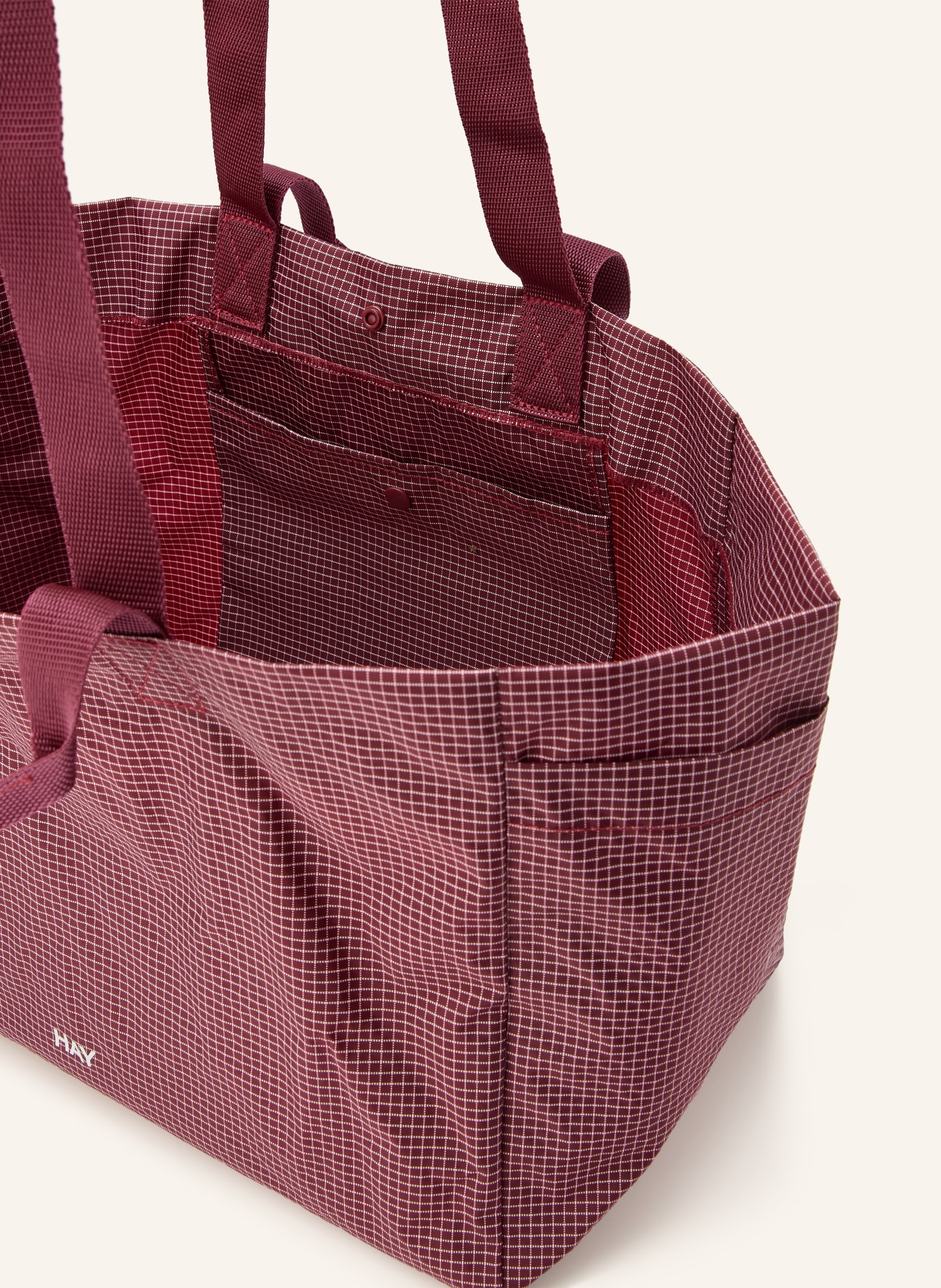 HAY Víkendový batoh GRID SMALL: TMAVĚ ČERVENÁ / BÍLÁ