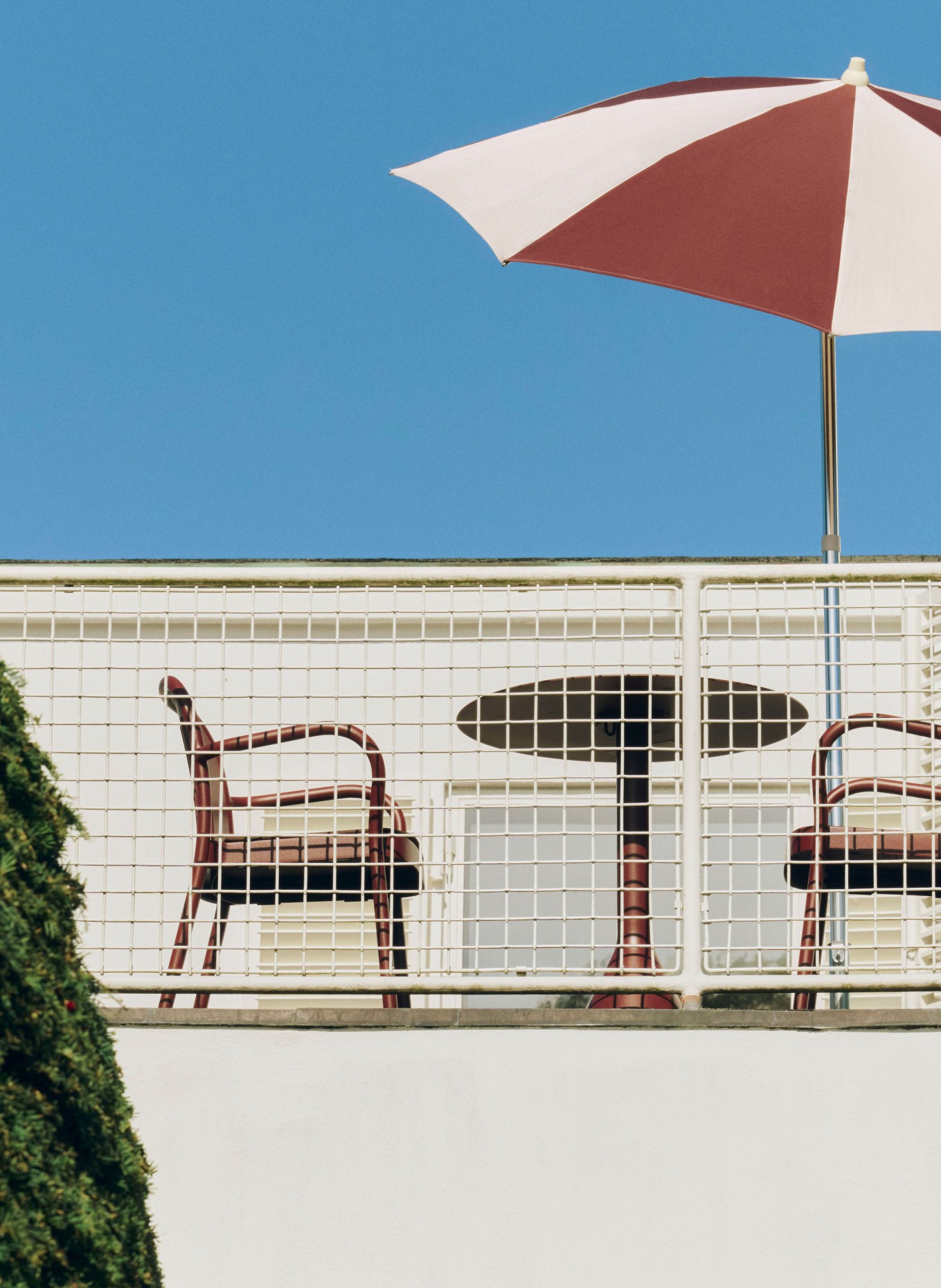 HAY Slunečník TERRAZZA OCTAGON: KRÉMOVÁ / TMAVĚ ČERVENÁ