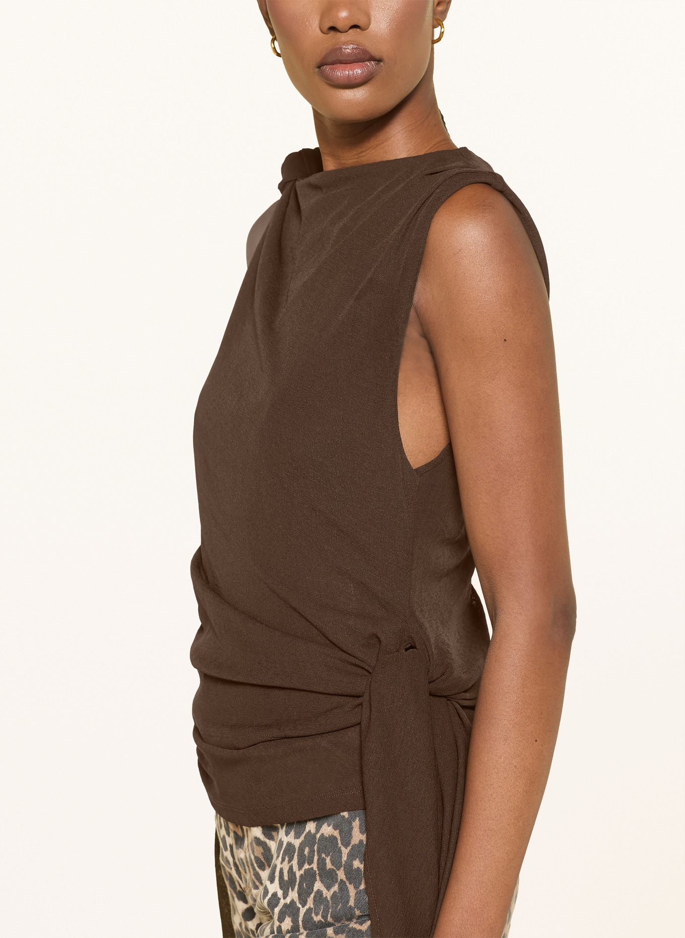 GANNI Top: DARK BROWN