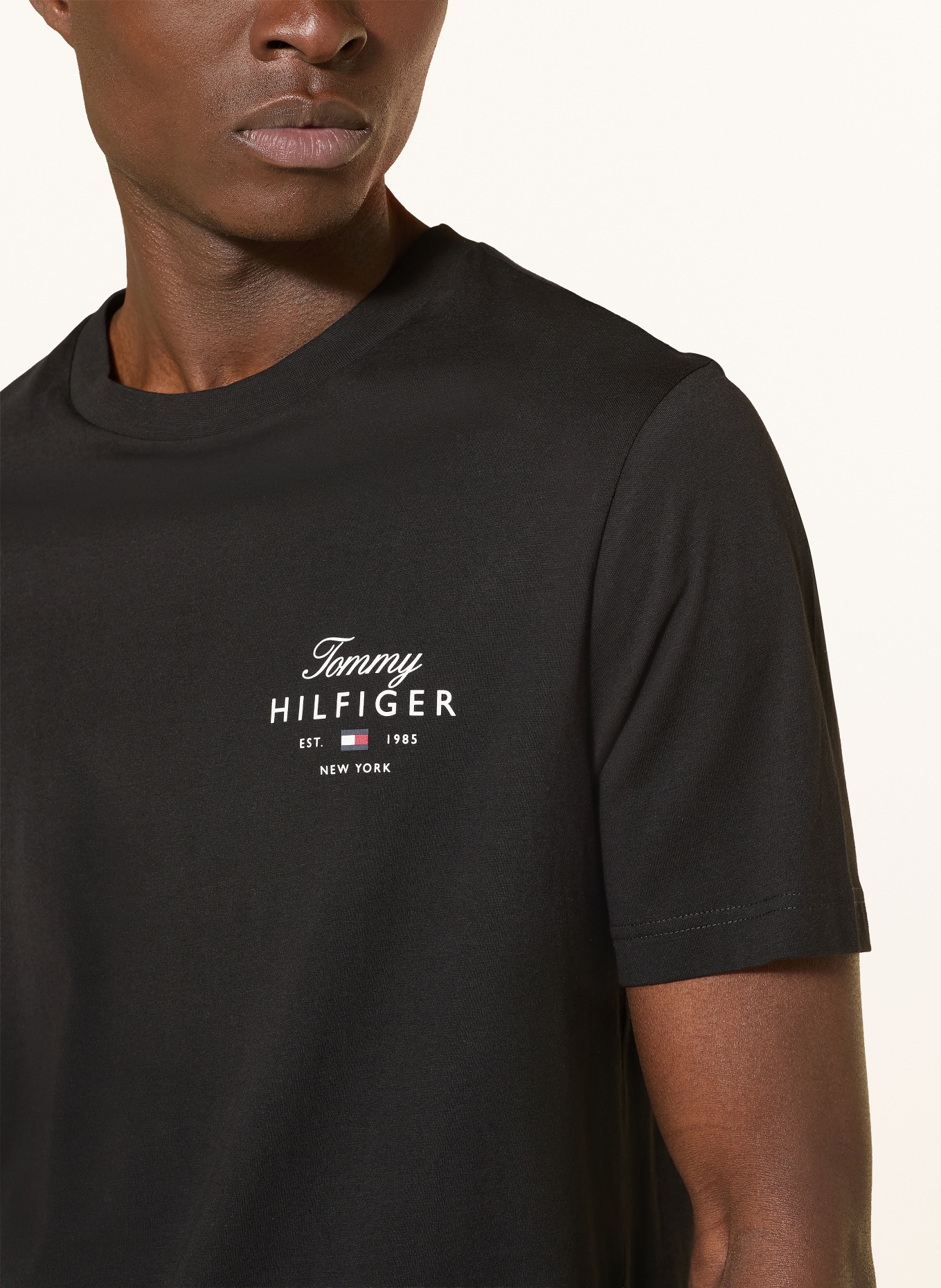 TOMMY HILFIGER tričko: ČERNÁ