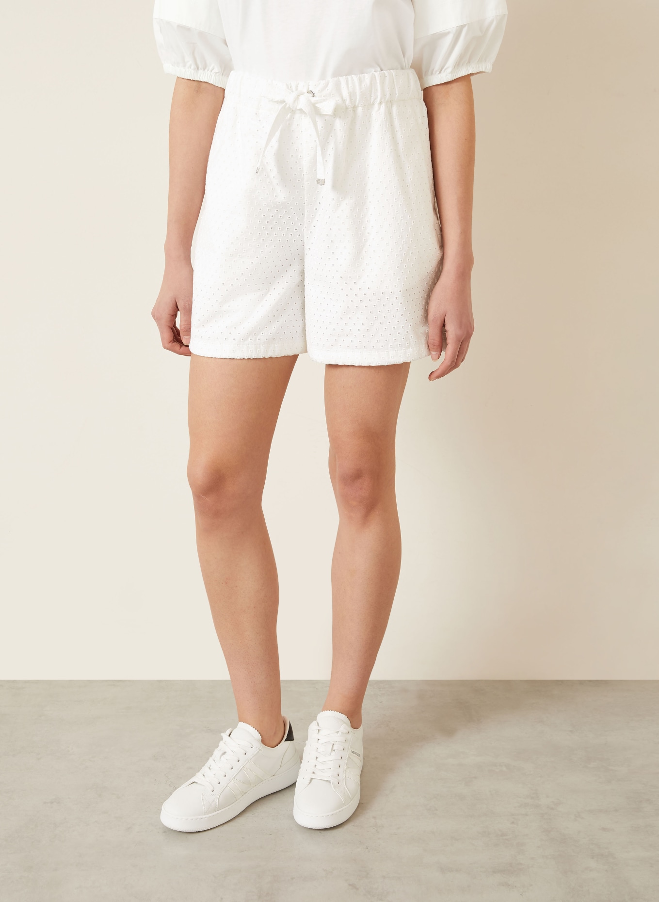 MONCLER Korte broek van kant met gaatjes: WIT