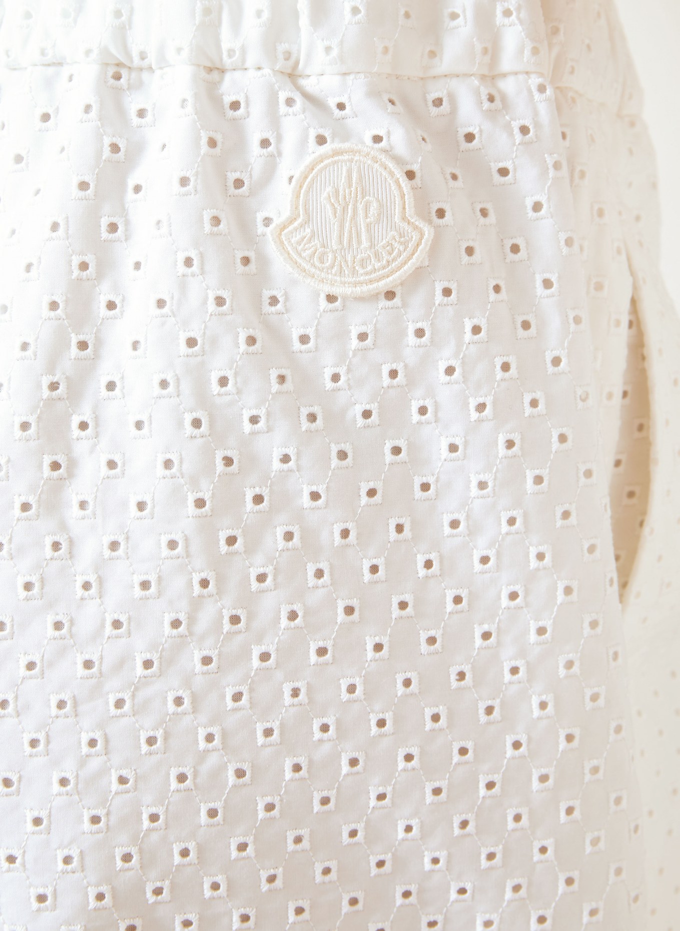 MONCLER Korte broek van kant met gaatjes: WIT