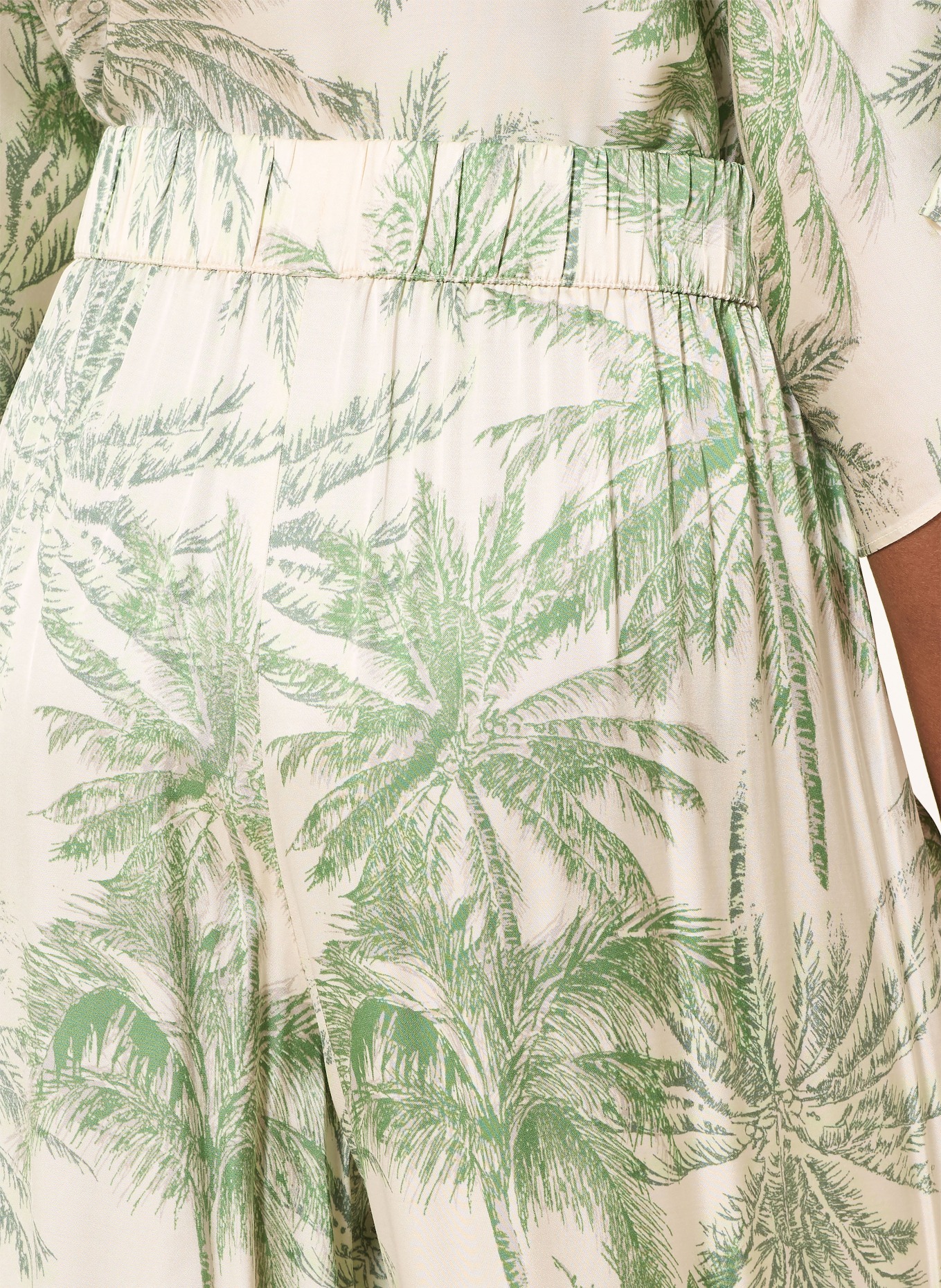 s.Oliver BLACK LABEL Marlenehose aus Satin: GRÜN / CREME / DUNKELGRÜN