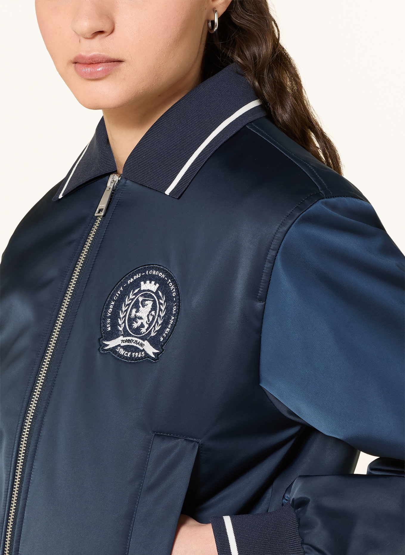 TOMMY JEANS College-Jacke aus Satin: DUNKELBLAU