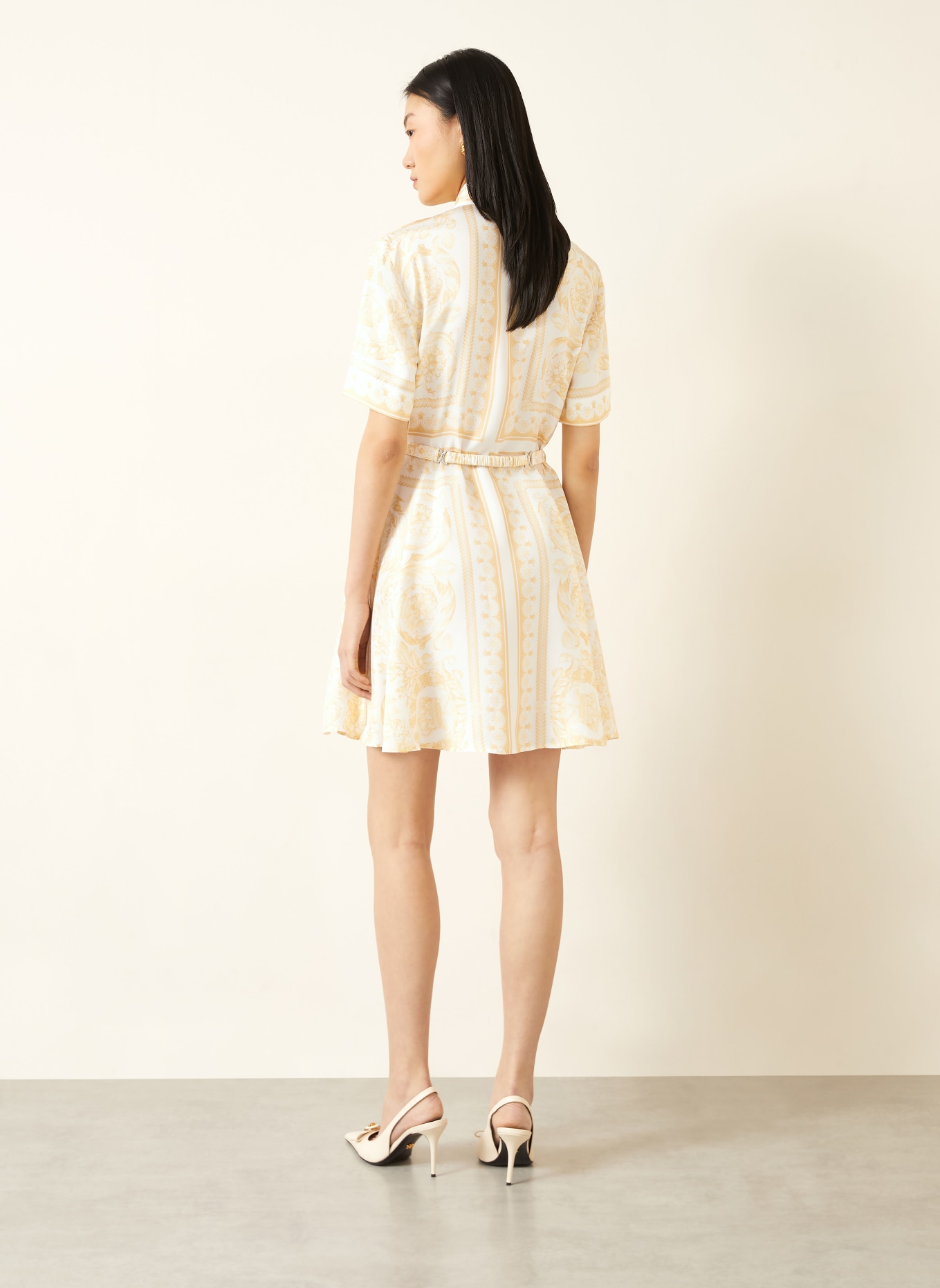 VERSACE Hemdblusenkleid aus Seide: WEISS / HELLGELB