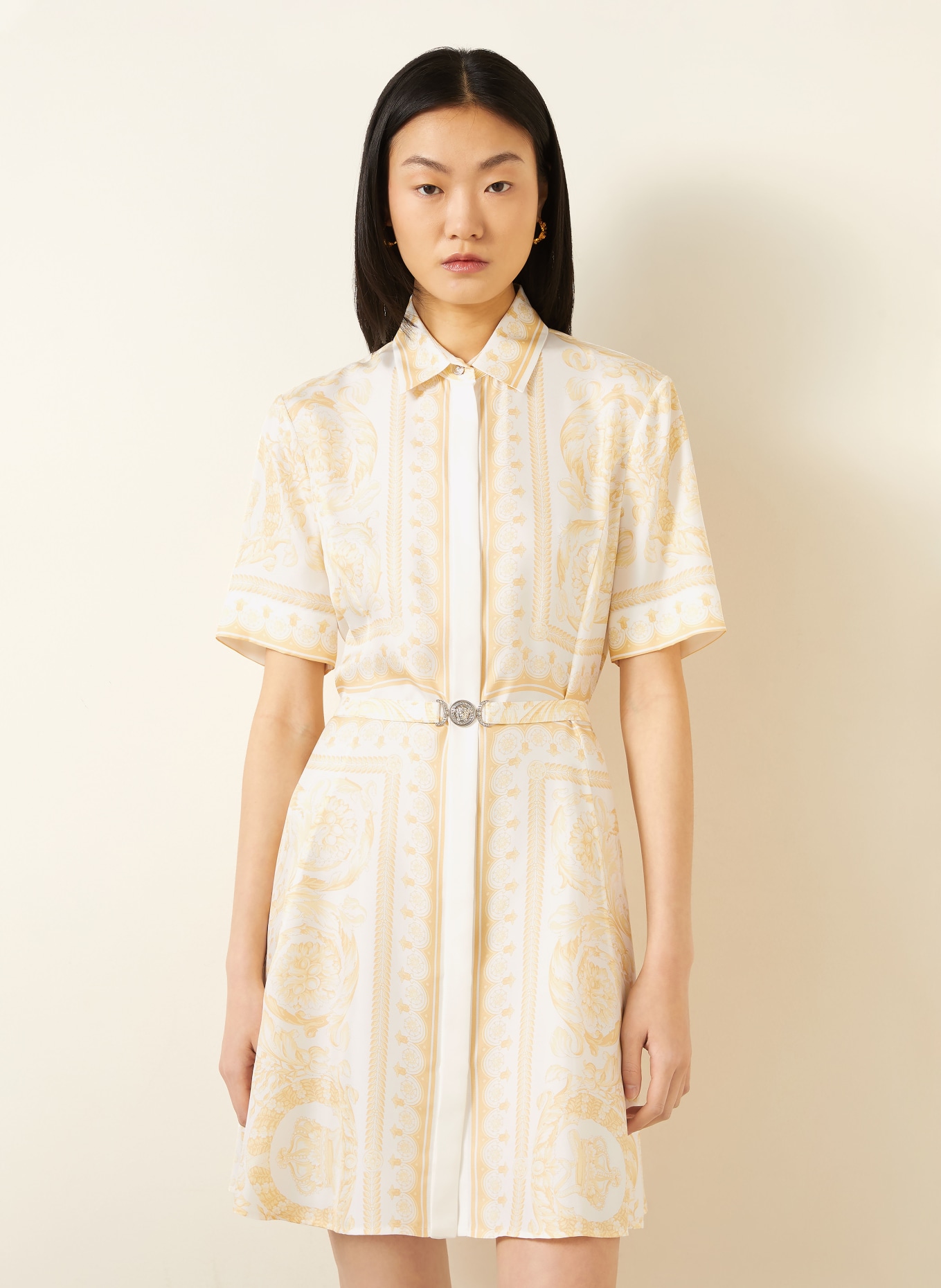 VERSACE Hemdblusenkleid aus Seide: WEISS / HELLGELB