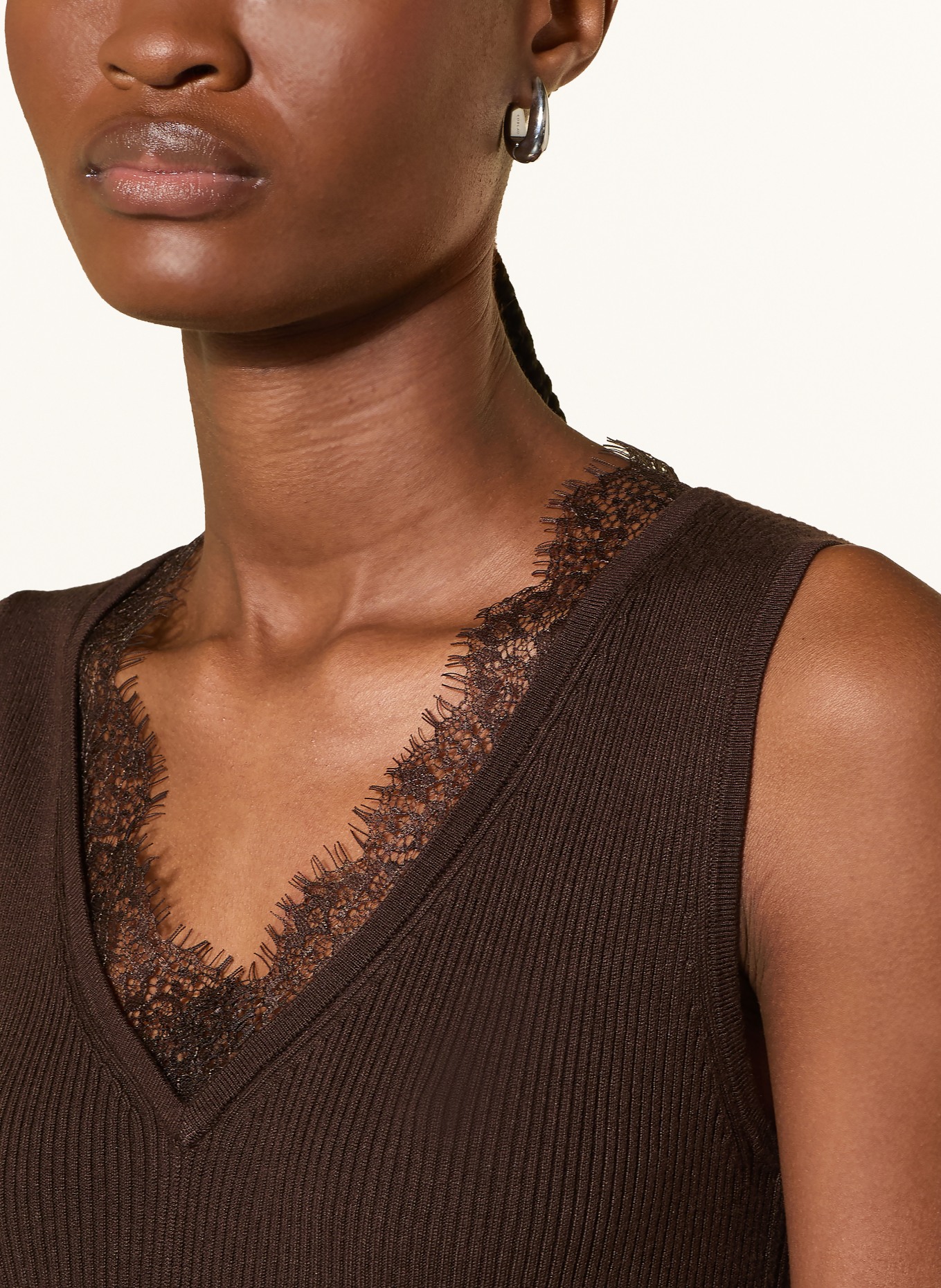 darling harbour Dzianinowy top z koronką: DARK BROWN
