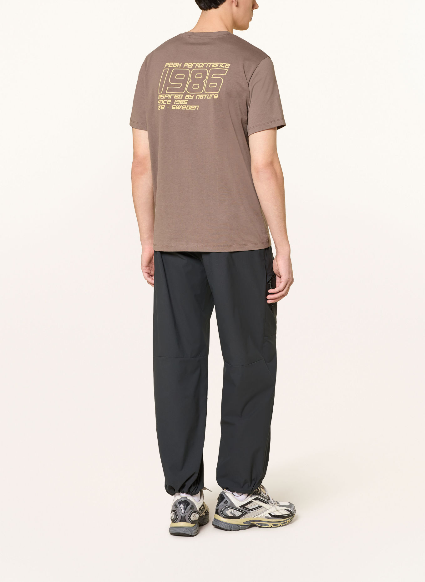 Peak Performance T-shirt: KAKI / LICHTGEEL