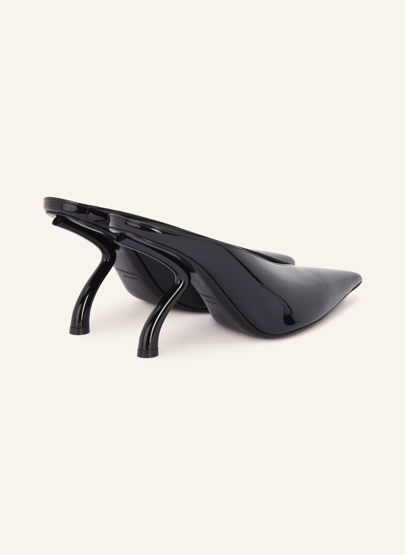 FERRAGAMO Lack-Mules ITACA: SCHWARZ