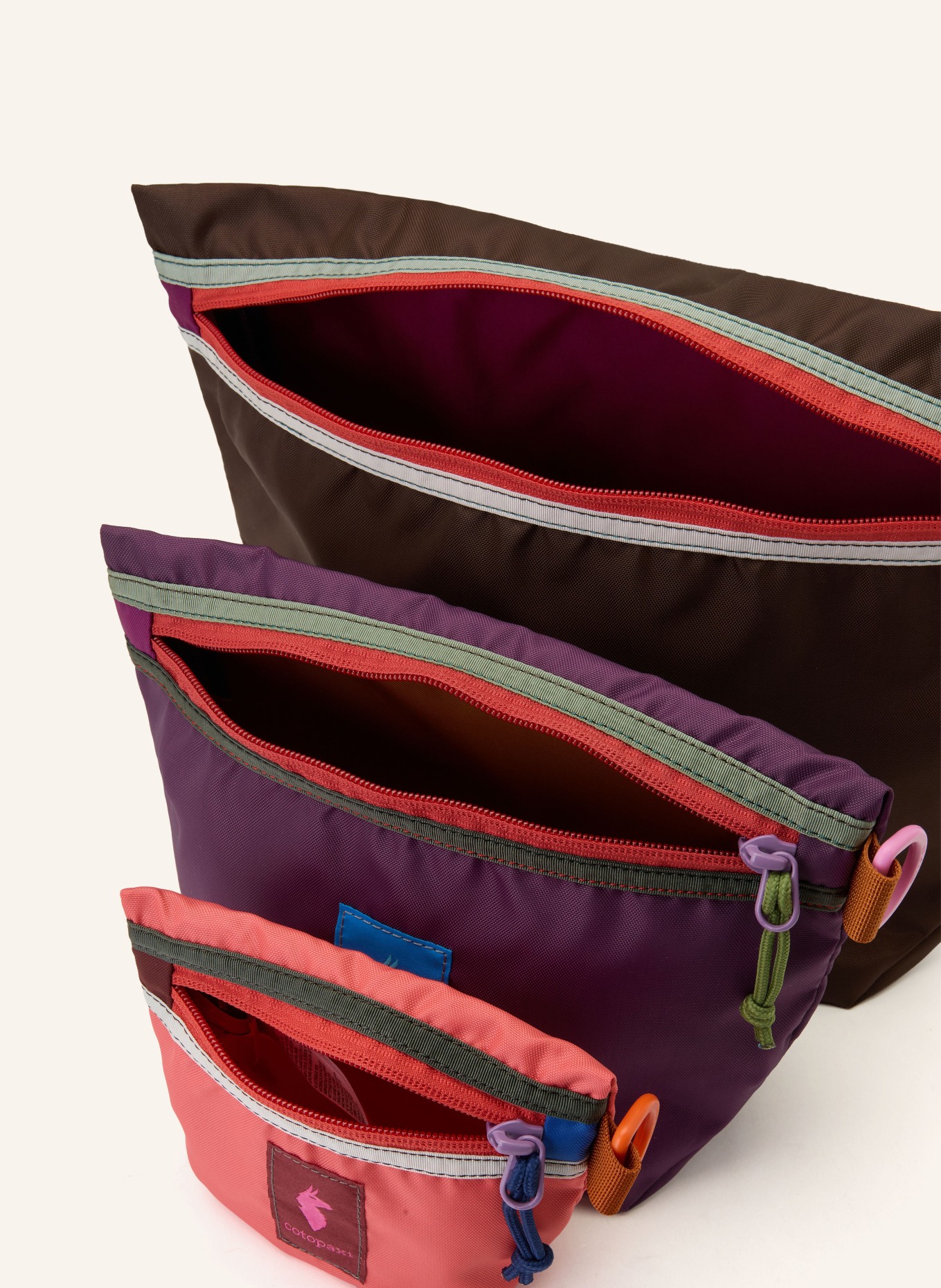 cotopaxi Zestaw 3 kosmetyczek: CIEMNOBRĄZOWY / FIOLETOWY / MOCNORÓŻOWY