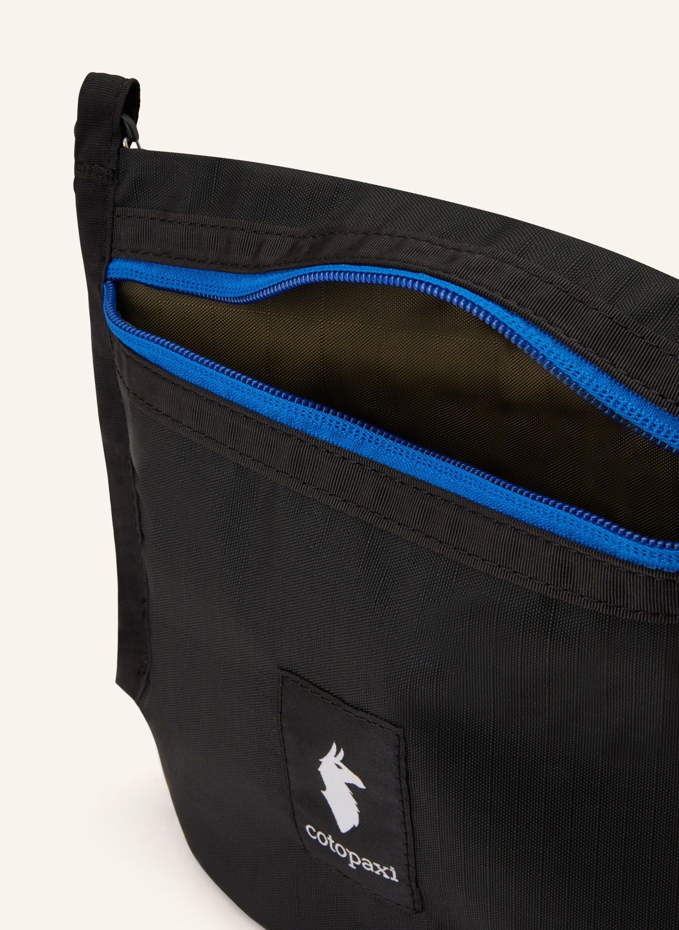 cotopaxi Kabelka přes rameno LISTA 2 L: ČERNÁ / ČERVENÁ / MODRÁ