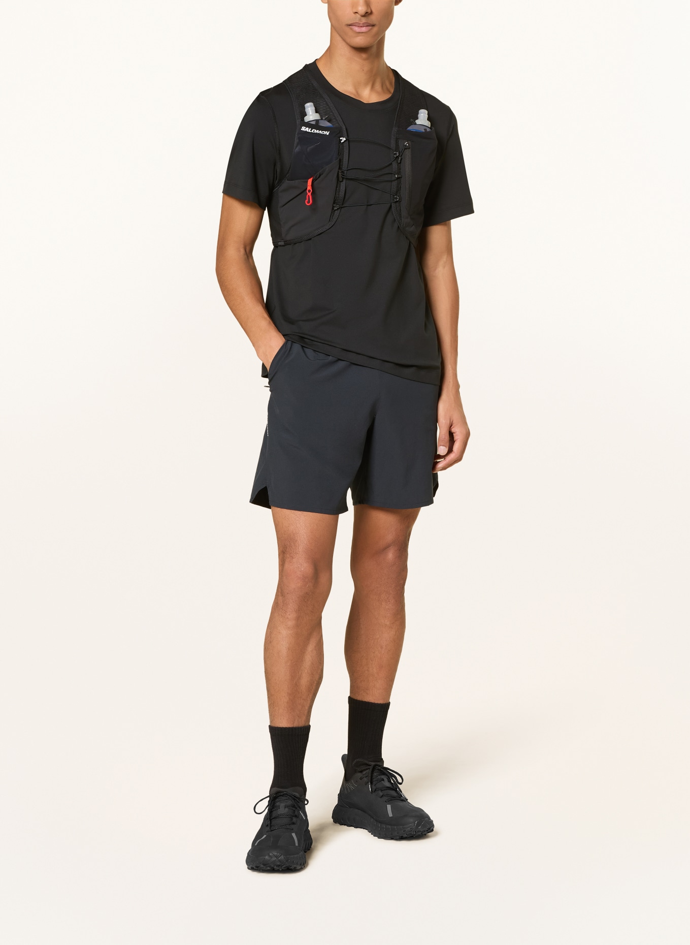 SALOMON Běžecká vesta GRAVEL SKIN 4: ČERNÁ / BÍLÁ