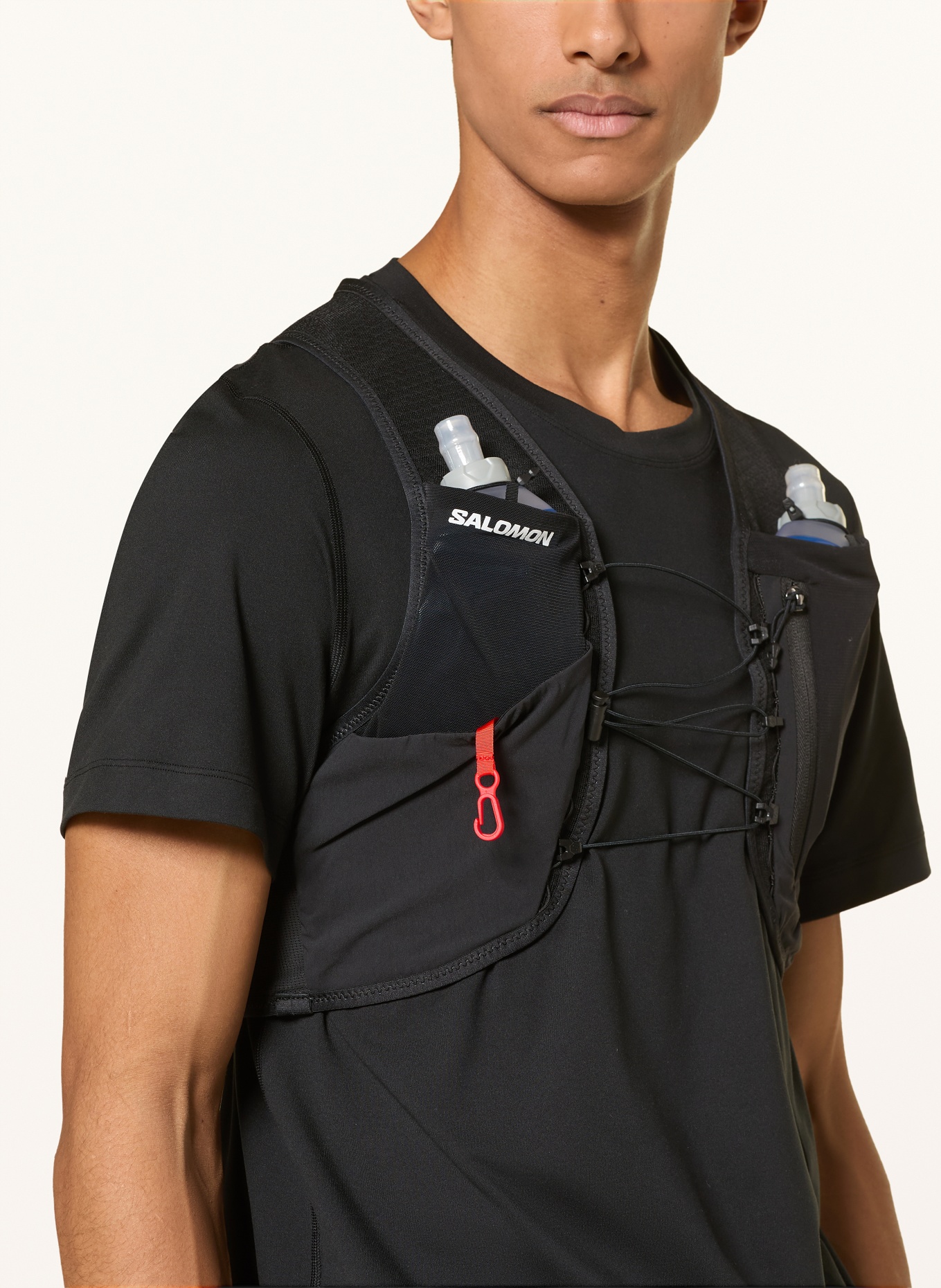 SALOMON Běžecká vesta GRAVEL SKIN 4: ČERNÁ / BÍLÁ