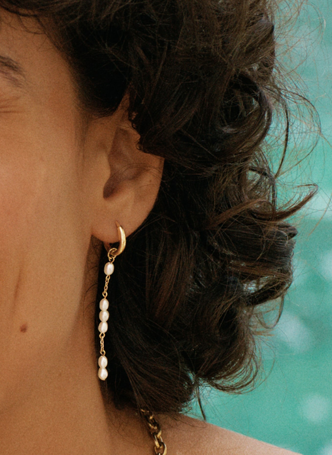 EDBLAD Náušnice BREEZE: ZLATÁ / BÍLÁ