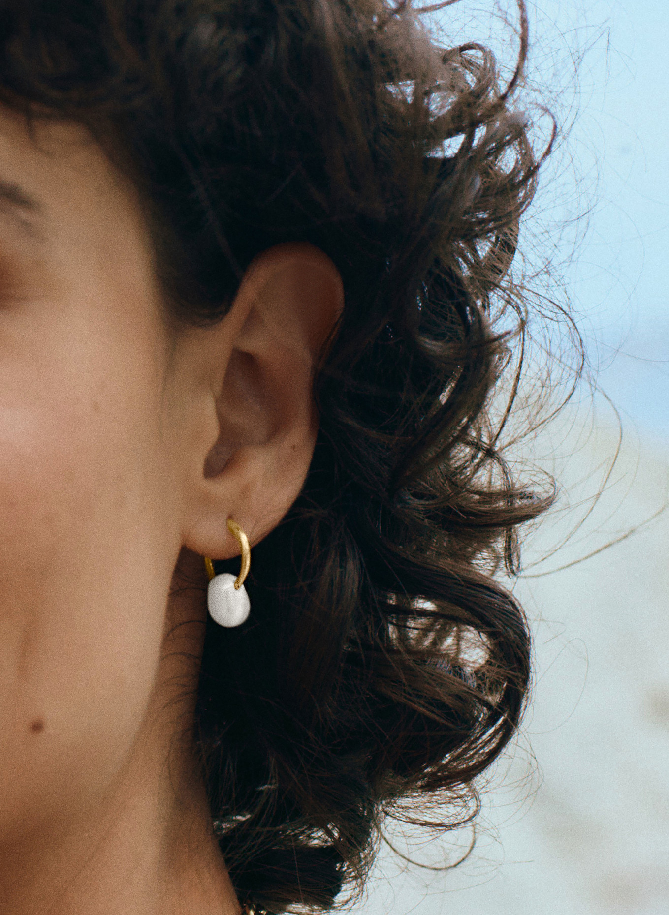 EDBLAD Kolczyki koła BREEZE S: ZŁOTY / BIAŁY