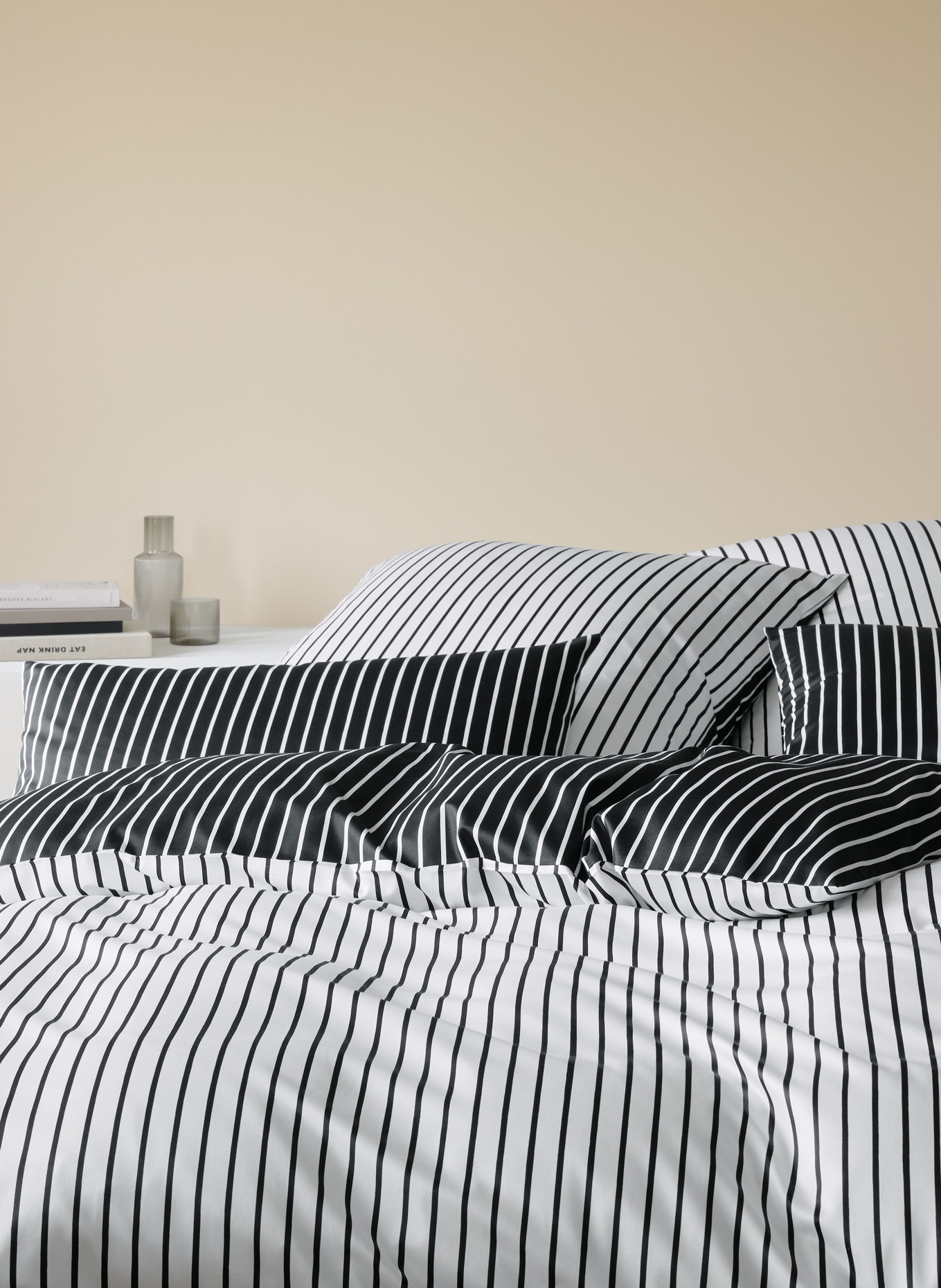 elegante Linge de lit LINED réversible: BLANC / NOIR