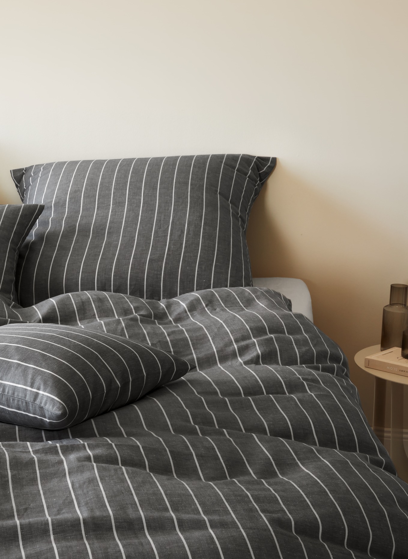 elegante Linge de lit HUMBLE avec lin: GRIS FONCÉ / BLANC