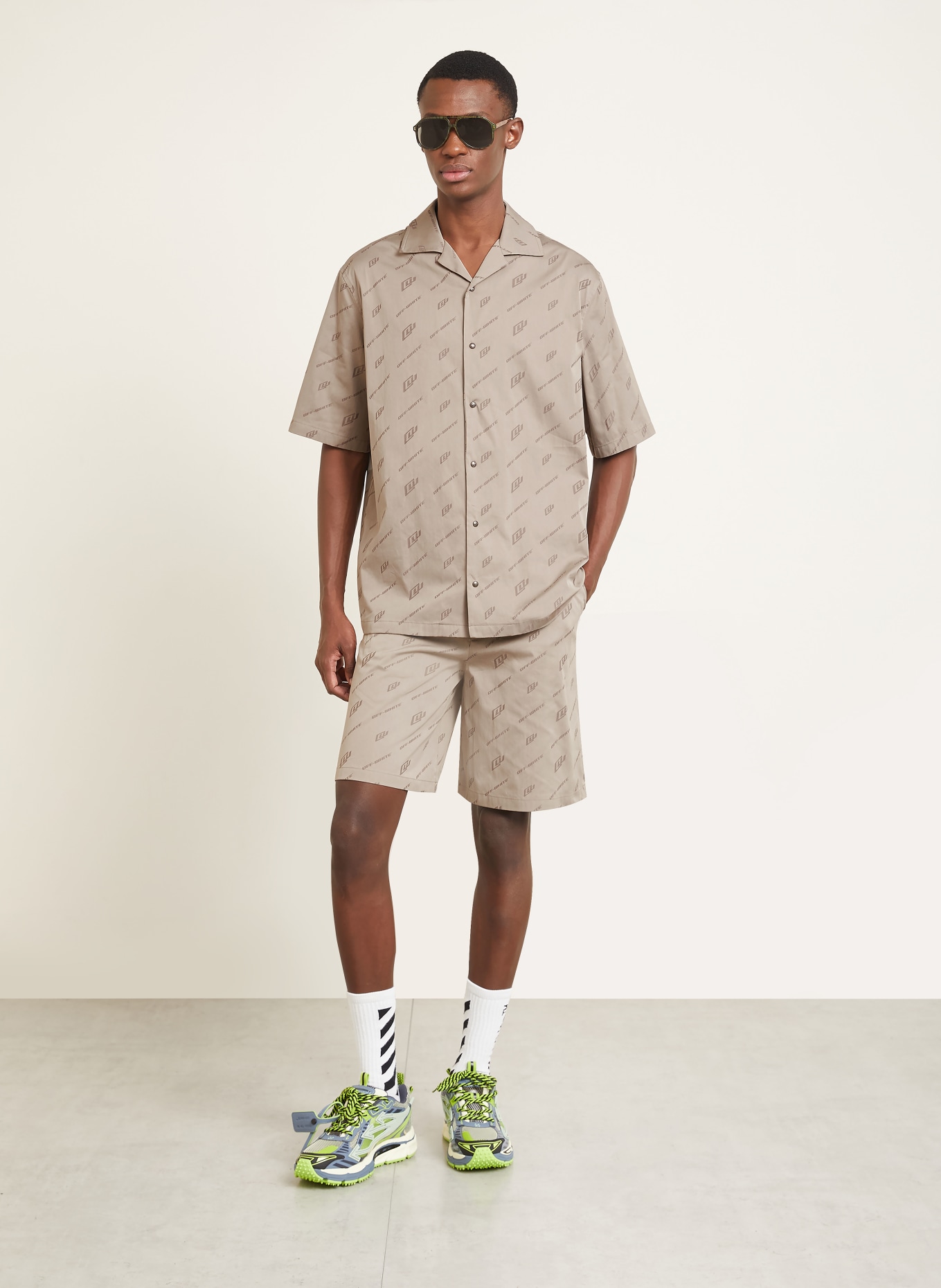 Off-White Shorts: GRAU / DUNKELGRAU