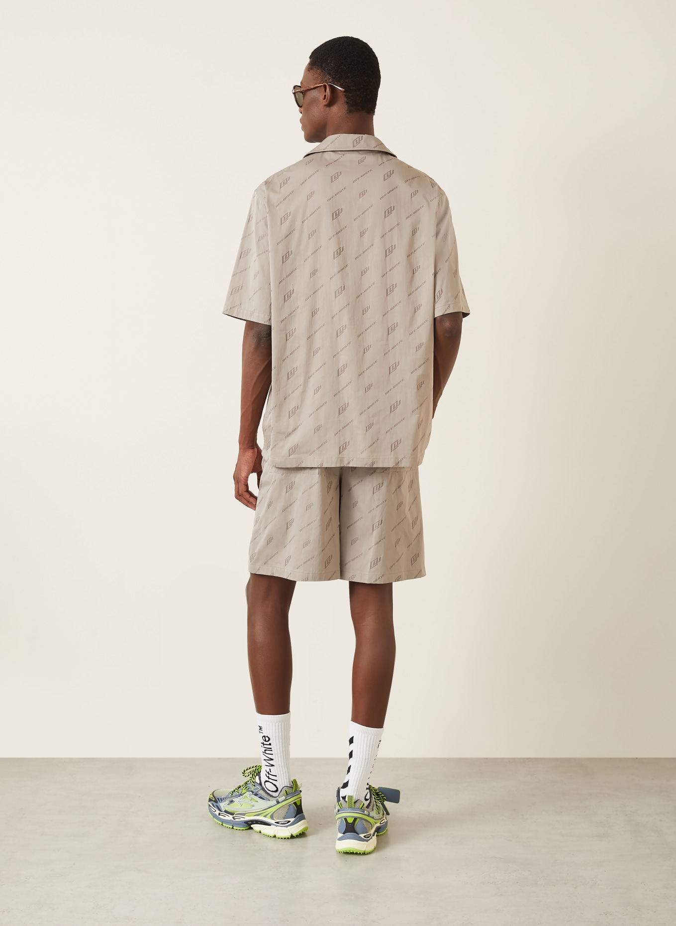 Off-White Shorts: GRAU / DUNKELGRAU